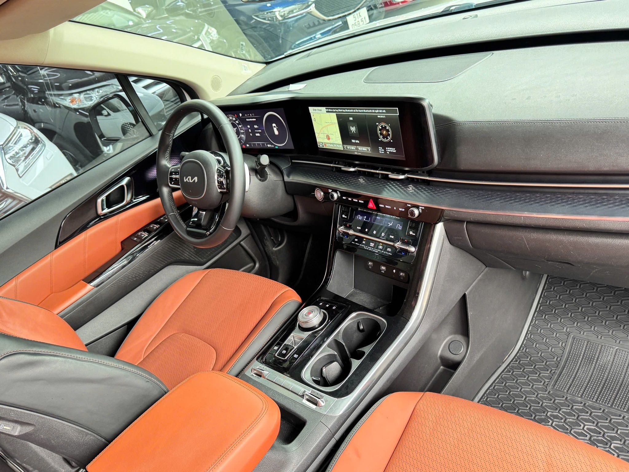 Bán xe Kia Carnival Premium 2.2D 7S năm sản xuất 2023, màu trắng, giá tốt