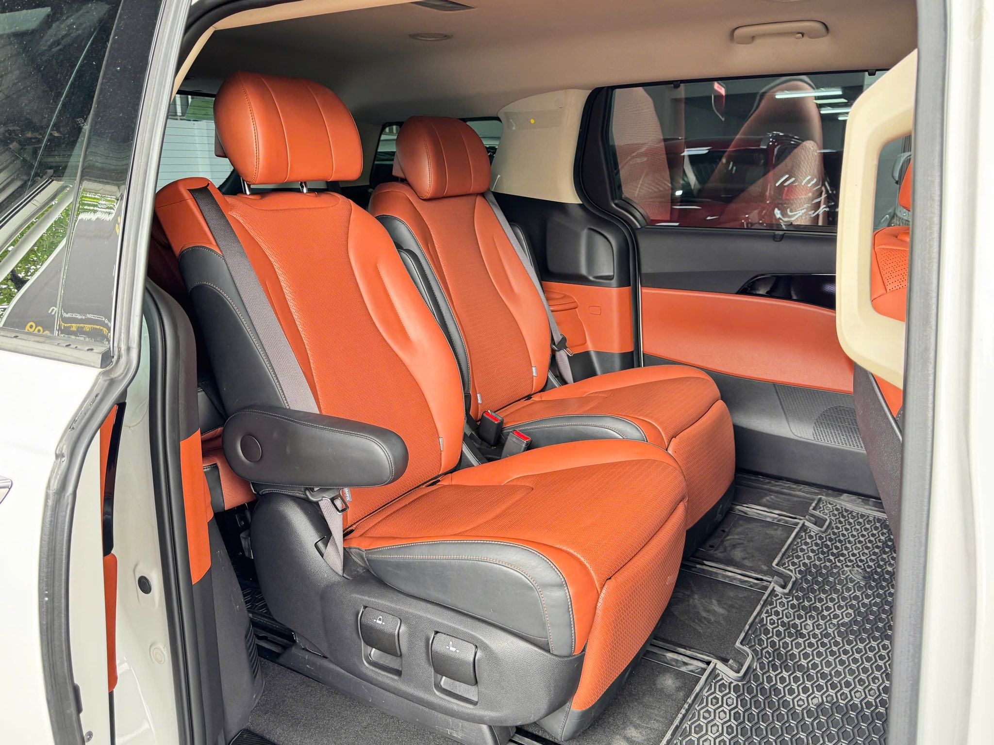 Bán xe Kia Carnival Premium 2.2D 7S năm sản xuất 2023, màu trắng, giá tốt