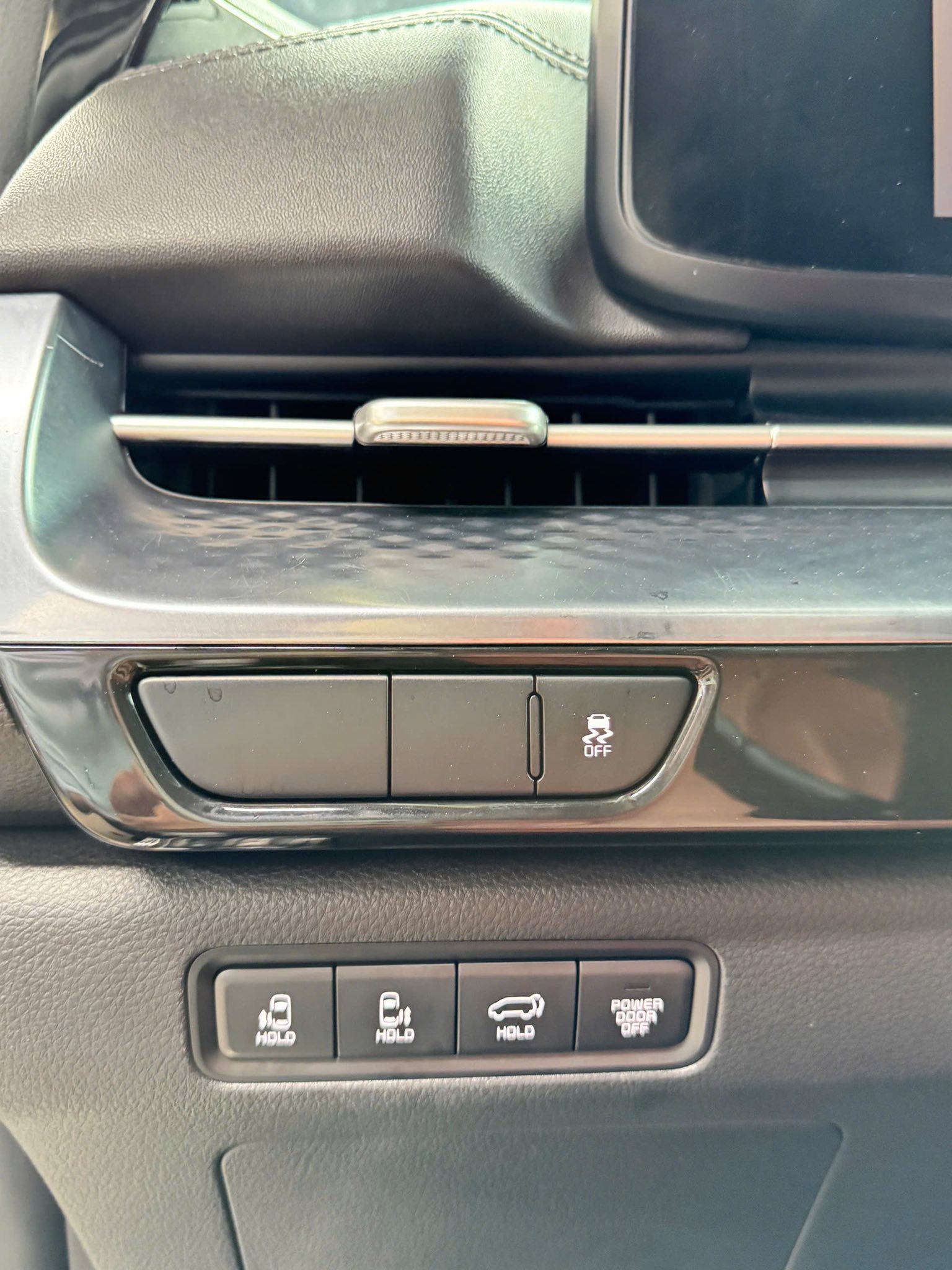 Bán xe Kia Carnival Premium 2.2D 7S năm sản xuất 2023, màu trắng, giá tốt