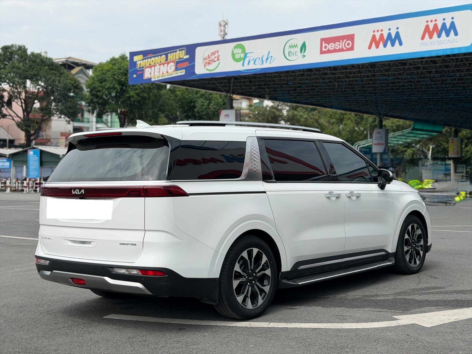 Bán Kia Carnival Signature 3.5G sản xuất năm 2023, màu trắng, 1.189 tỉ