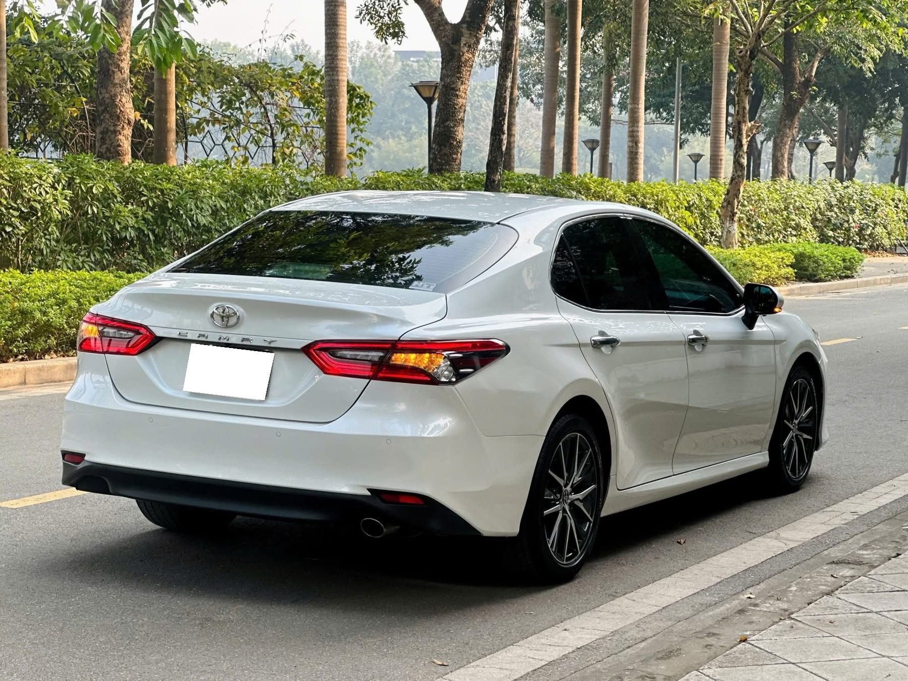 Cần bán xe Toyota Camry 2.0Q năm 2023, màu trắng, nhập khẩu