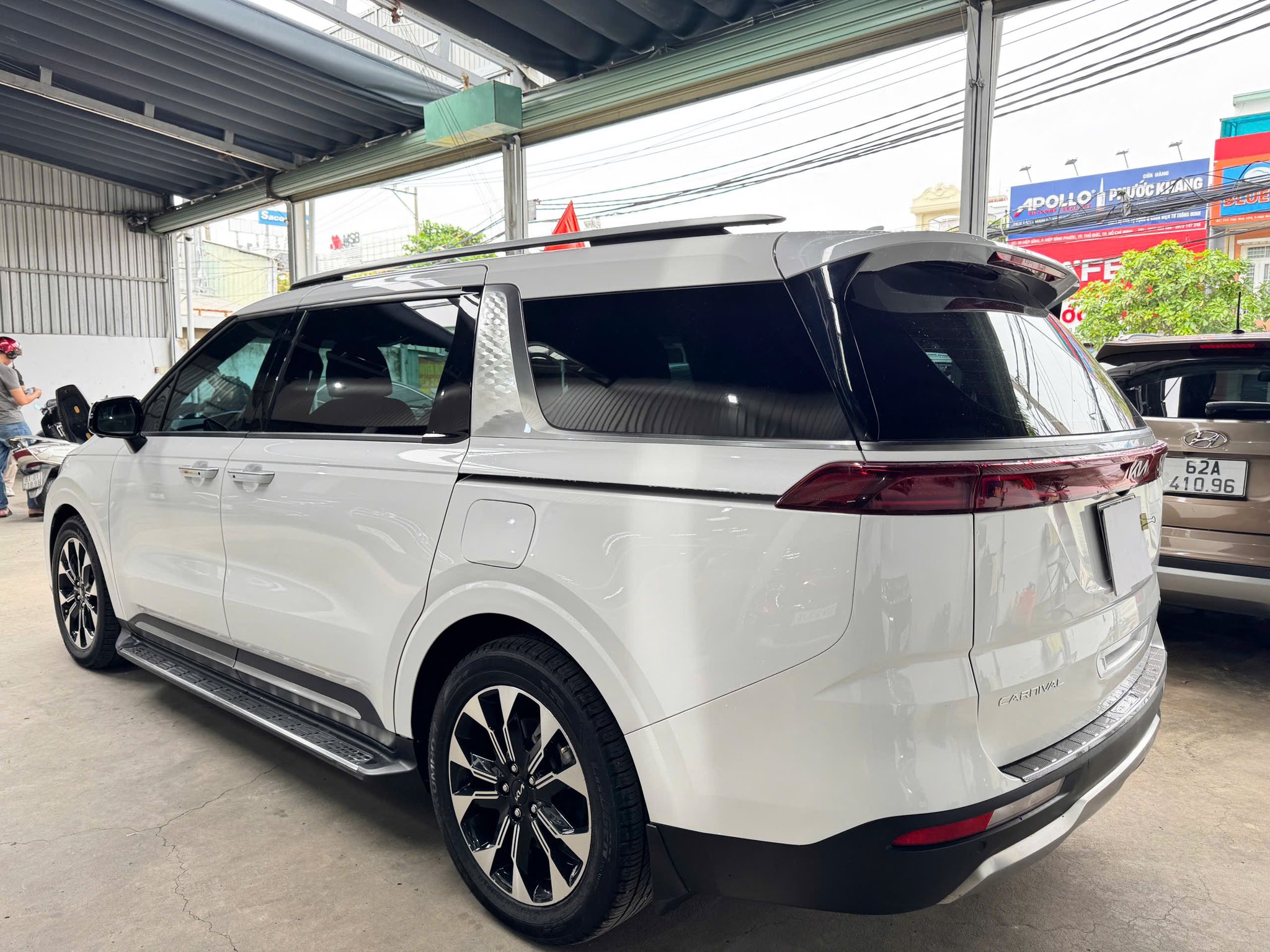 Bán xe Kia Carnival Premium 2.2D 7S năm sản xuất 2023, màu trắng, giá tốt