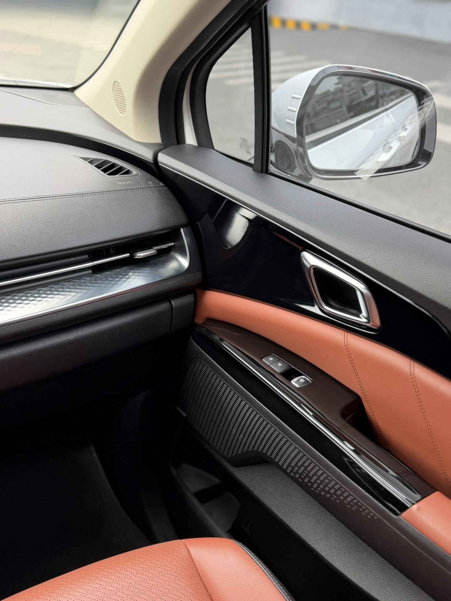 Bán Kia Carnival Signature 3.5G sản xuất năm 2023, màu trắng, 1.189 tỉ