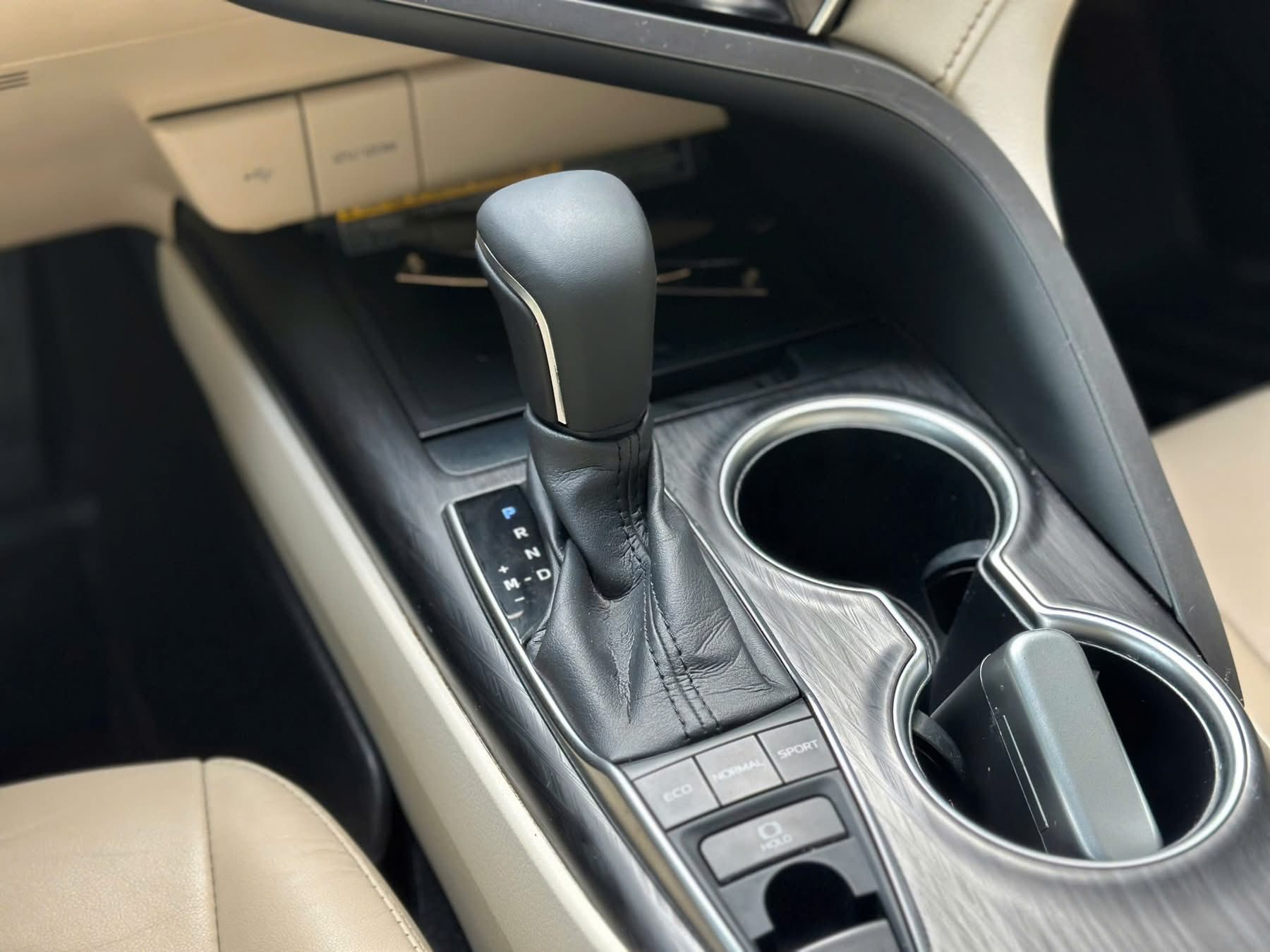 Cần bán xe Toyota Camry 2.0Q năm 2023, màu trắng, nhập khẩu