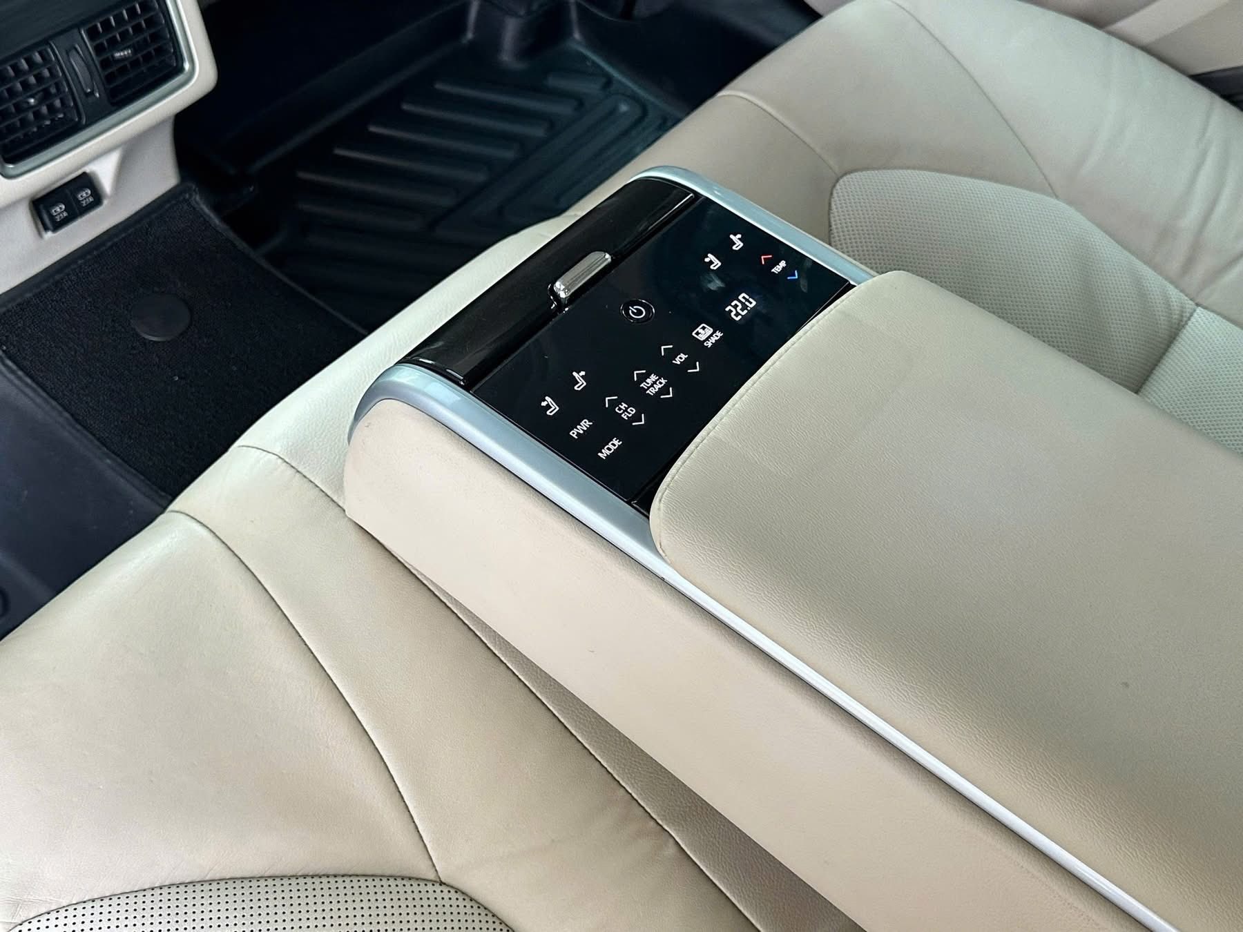 Cần bán xe Toyota Camry 2.0Q năm 2023, màu trắng, nhập khẩu