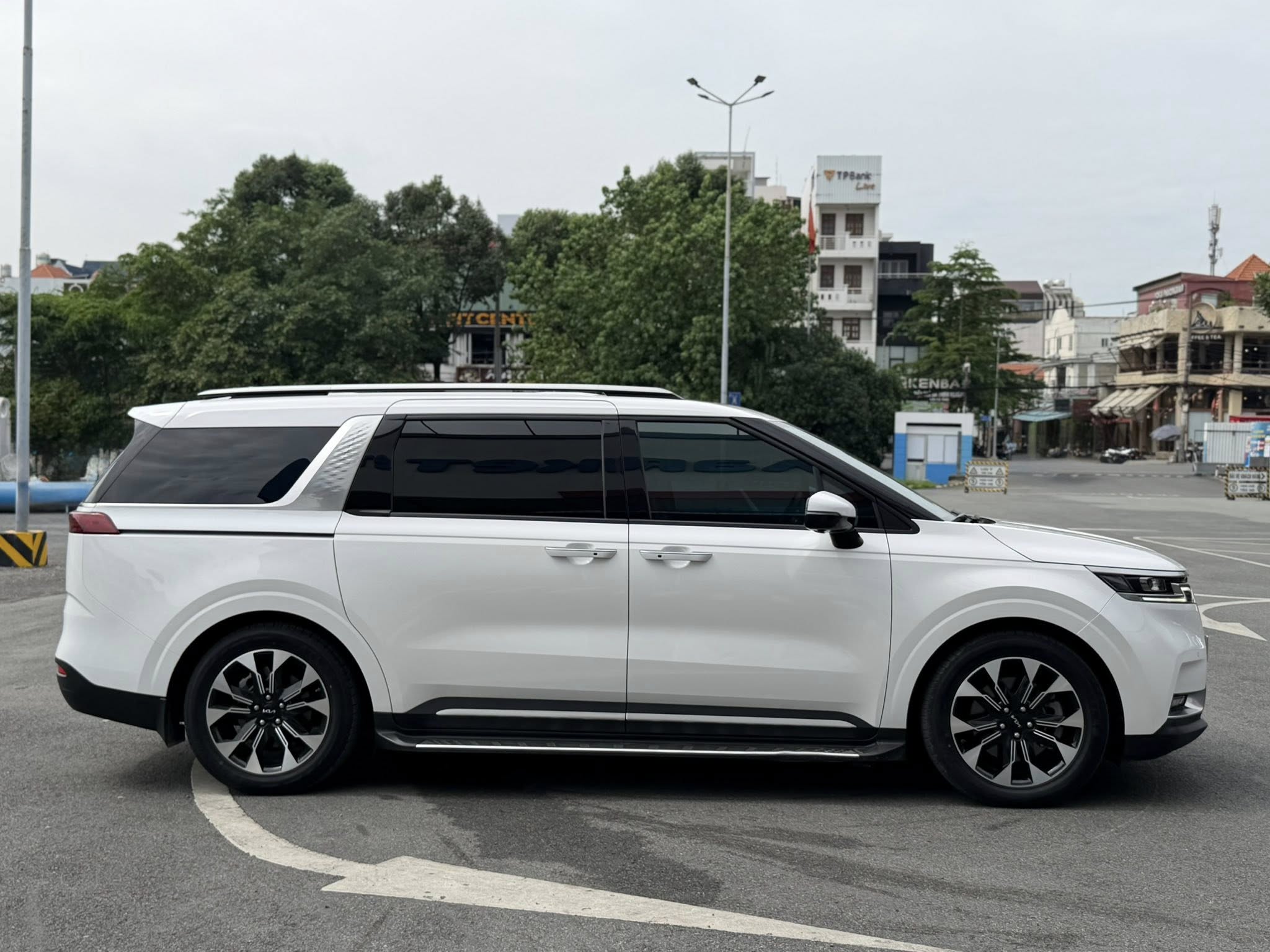 Bán Kia Carnival Signature 3.5G sản xuất năm 2023, màu trắng, 1.189 tỉ