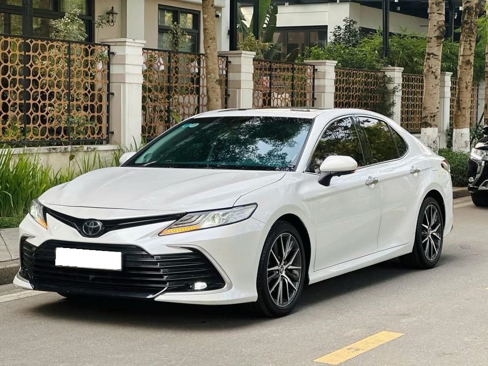 Cần bán xe Toyota Camry 2.0Q năm 2023, màu trắng, nhập khẩu