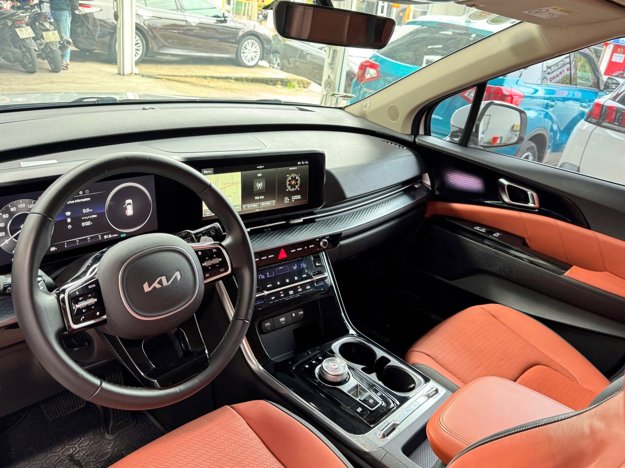 Bán xe Kia Carnival Premium 2.2D 7S năm sản xuất 2023, màu trắng, giá tốt