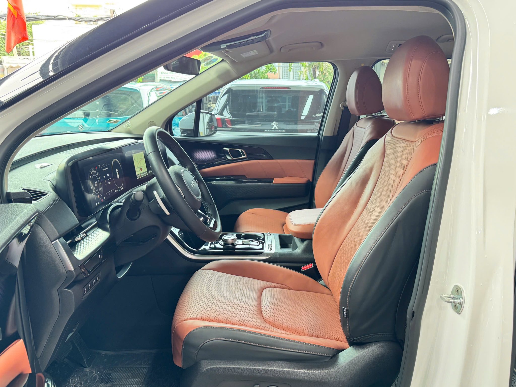 Bán xe Kia Carnival Premium 2.2D 7S năm sản xuất 2023, màu trắng, giá tốt