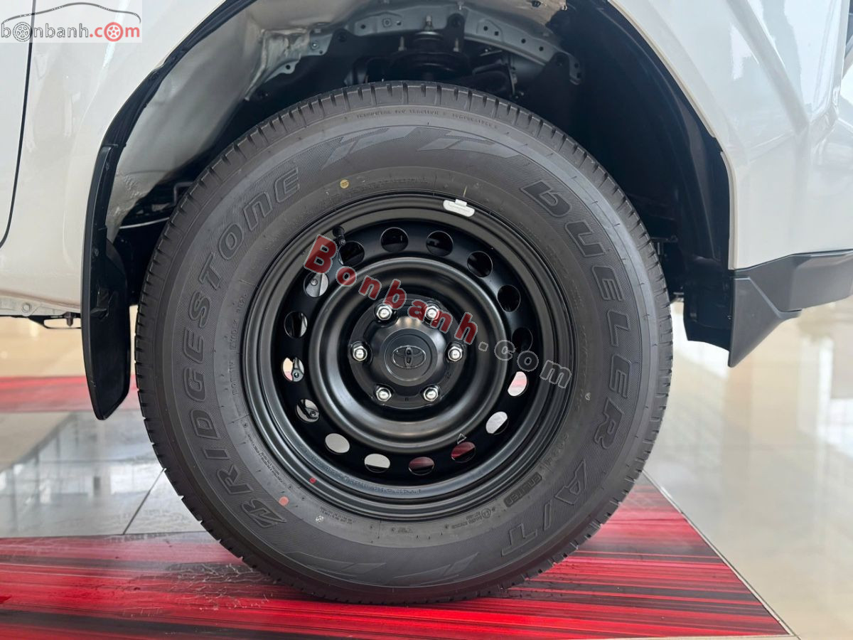 Bán ô tô Toyota Hilux Standard 2.8L 4x2 MT - 2026 - xe mới