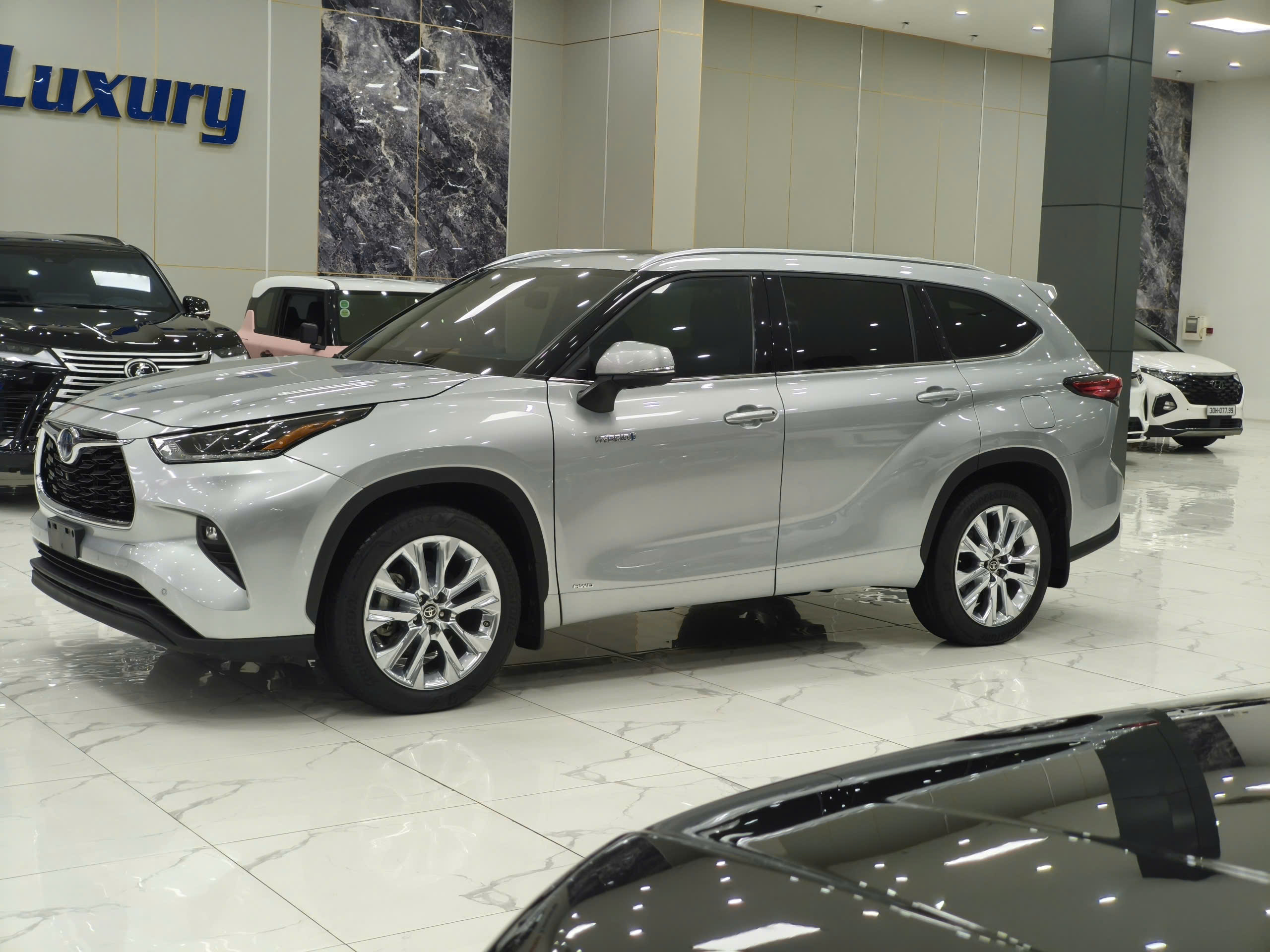 Cần bán xe Toyota Highlander HEV năm sản xuất 2020, màu bạc, nhập khẩu