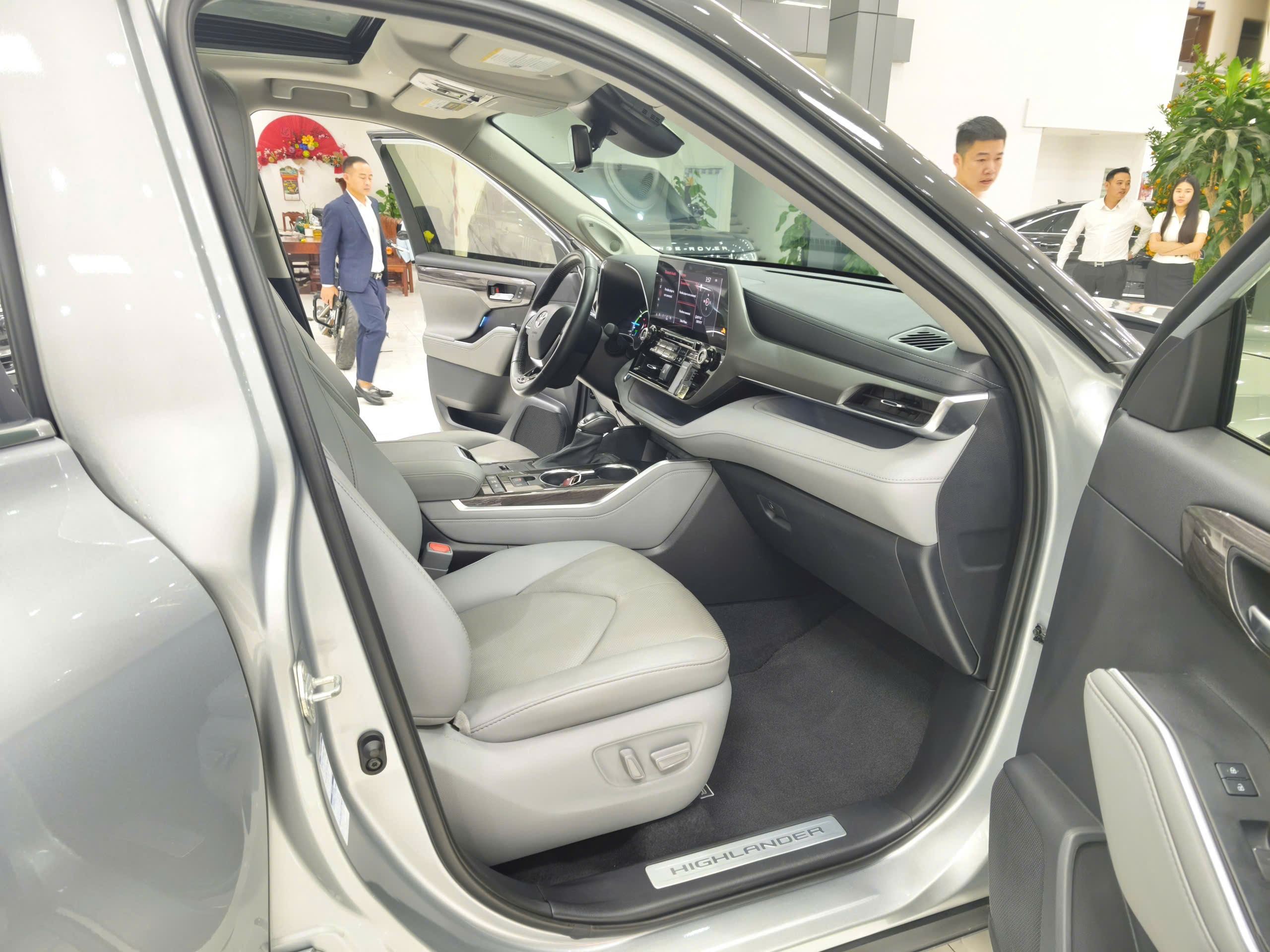 Cần bán xe Toyota Highlander HEV năm sản xuất 2020, màu bạc, nhập khẩu