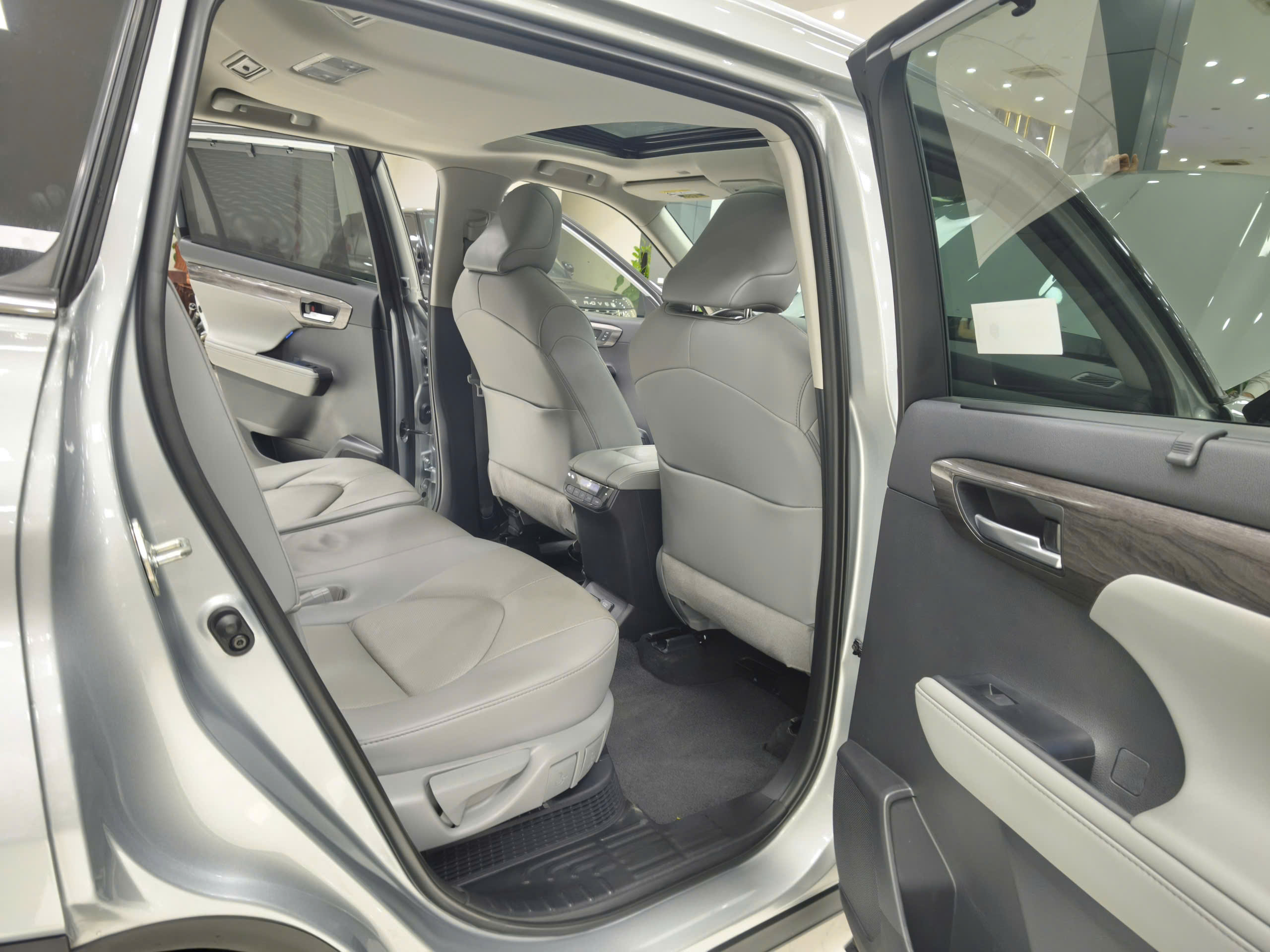 Cần bán xe Toyota Highlander HEV năm sản xuất 2020, màu bạc, nhập khẩu