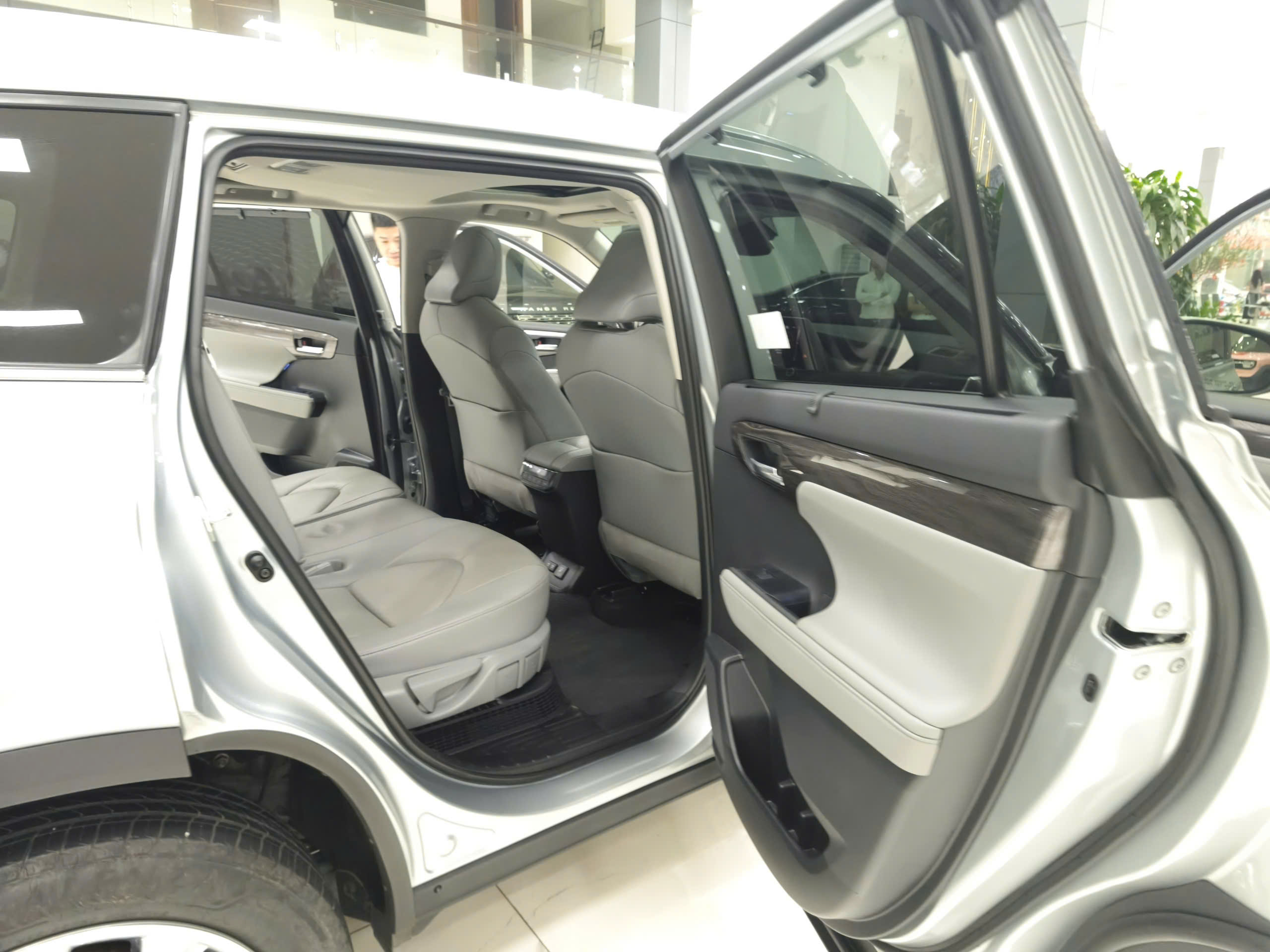 Cần bán xe Toyota Highlander HEV năm sản xuất 2020, màu bạc, nhập khẩu