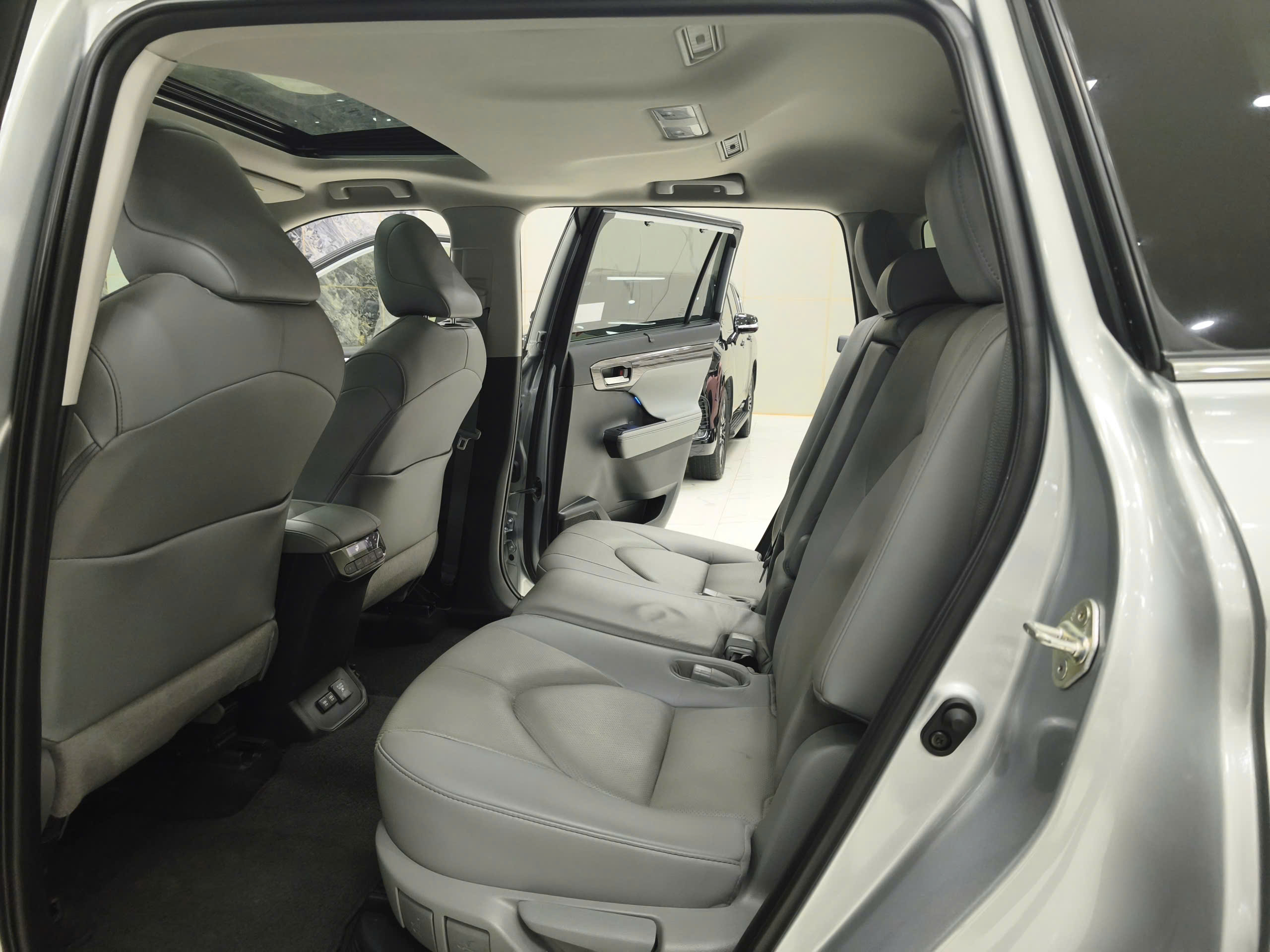 Cần bán xe Toyota Highlander HEV năm sản xuất 2020, màu bạc, nhập khẩu