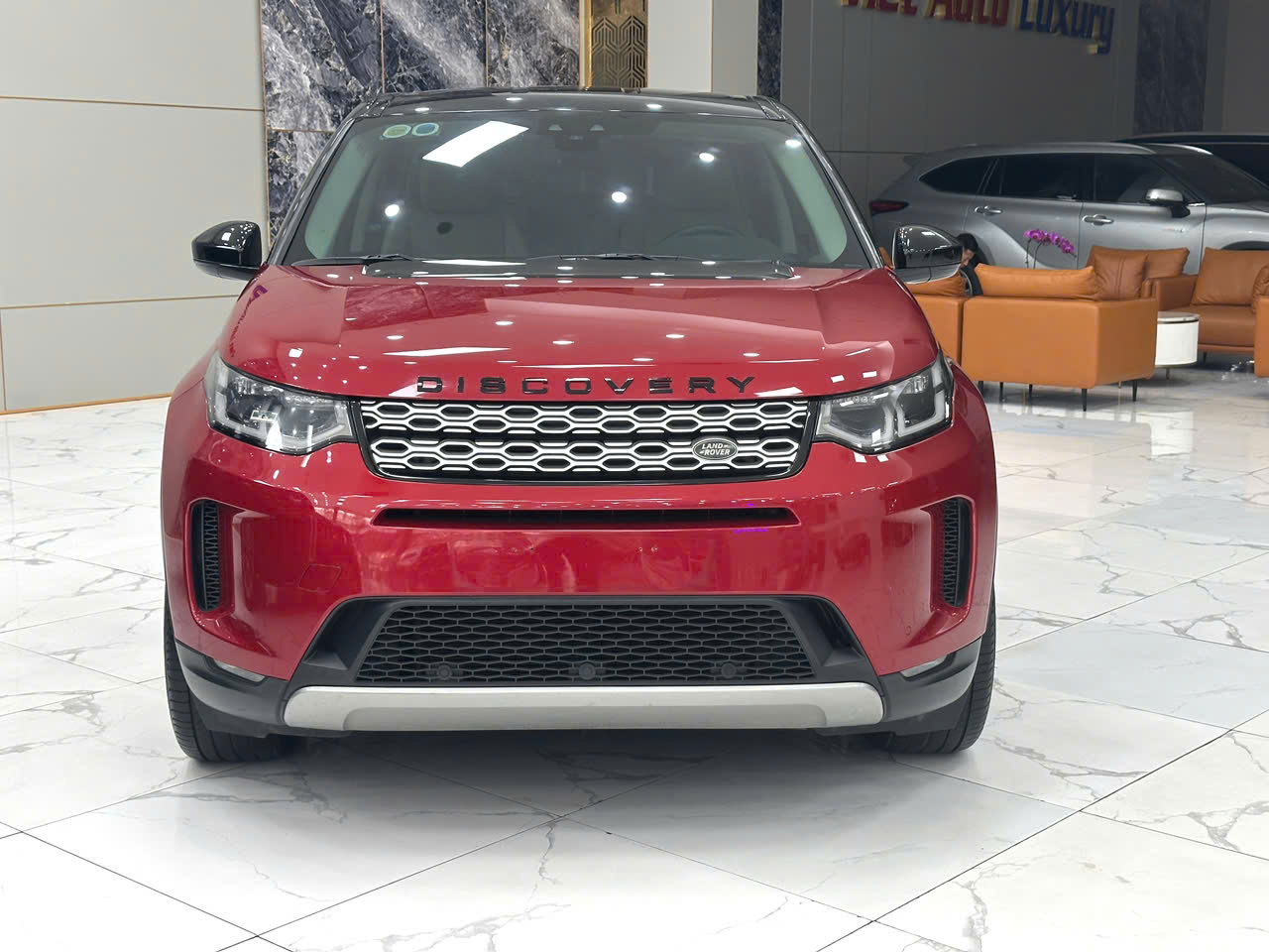 Bán xe Range rover Discovery sản xuất năm 2020 màu đỏ nội thất kem. Động cơ 2.0 Turbo hộp số 8 cấp AT.