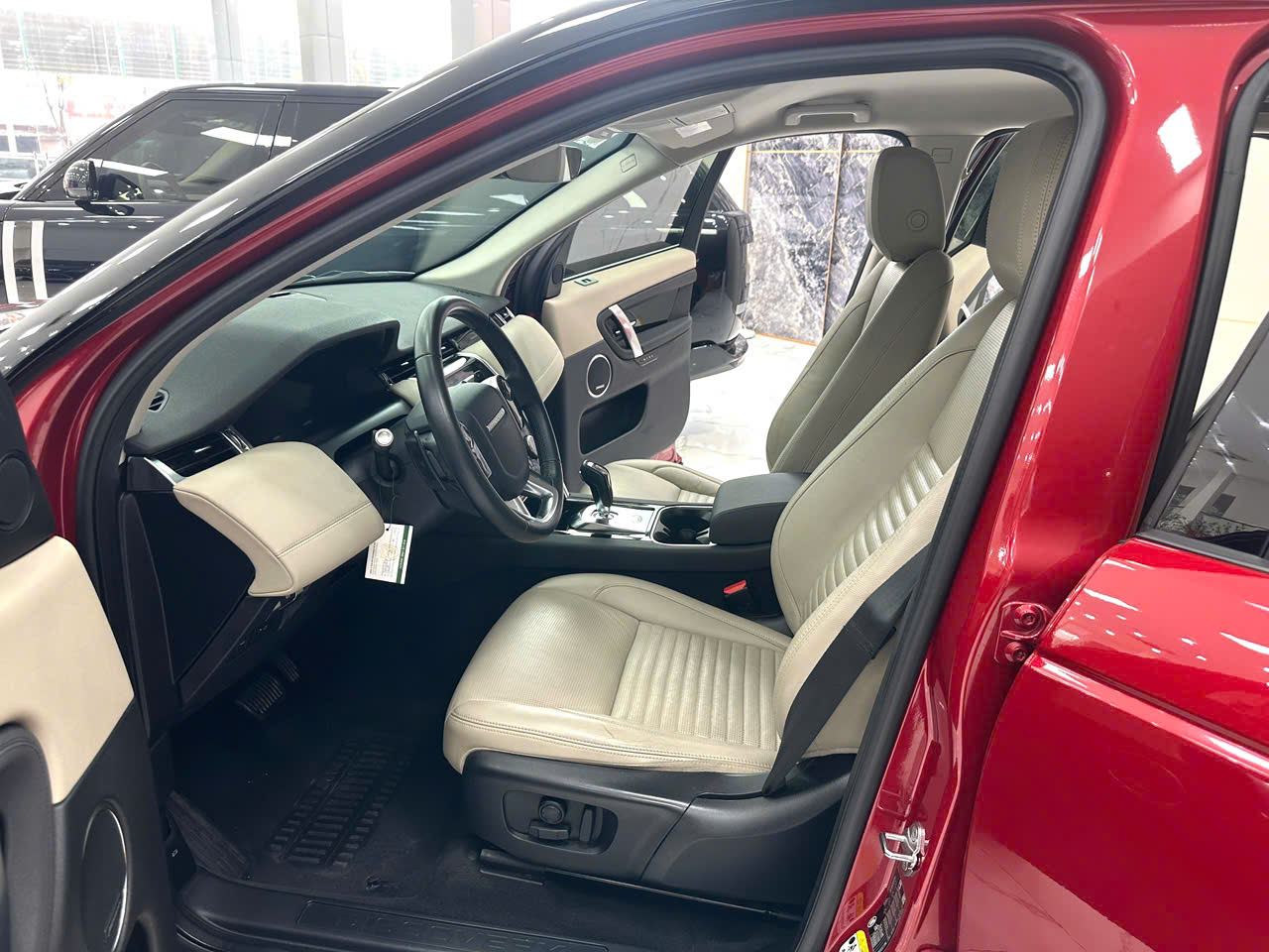 Bán xe Range rover Discovery sản xuất năm 2020 màu đỏ nội thất kem. Động cơ 2.0 Turbo hộp số 8 cấp AT.