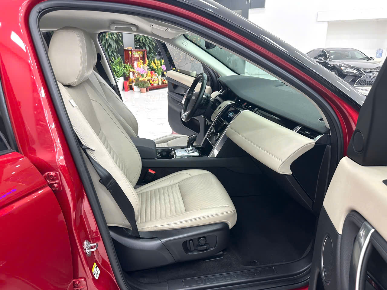 Bán xe Range rover Discovery sản xuất năm 2020 màu đỏ nội thất kem. Động cơ 2.0 Turbo hộp số 8 cấp AT.