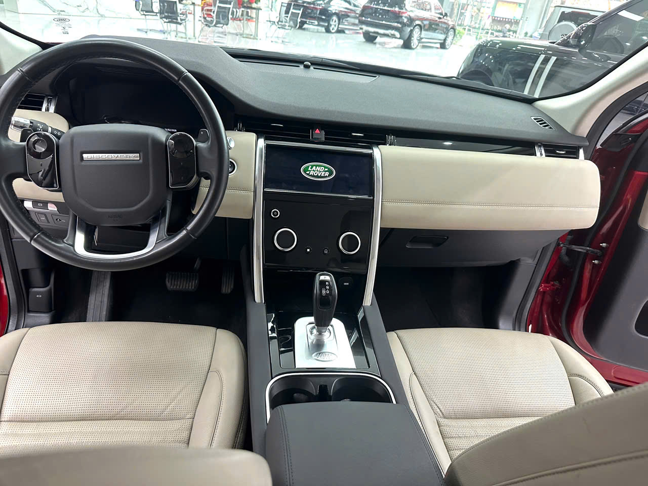 Bán xe Range rover Discovery sản xuất năm 2020 màu đỏ nội thất kem. Động cơ 2.0 Turbo hộp số 8 cấp AT.