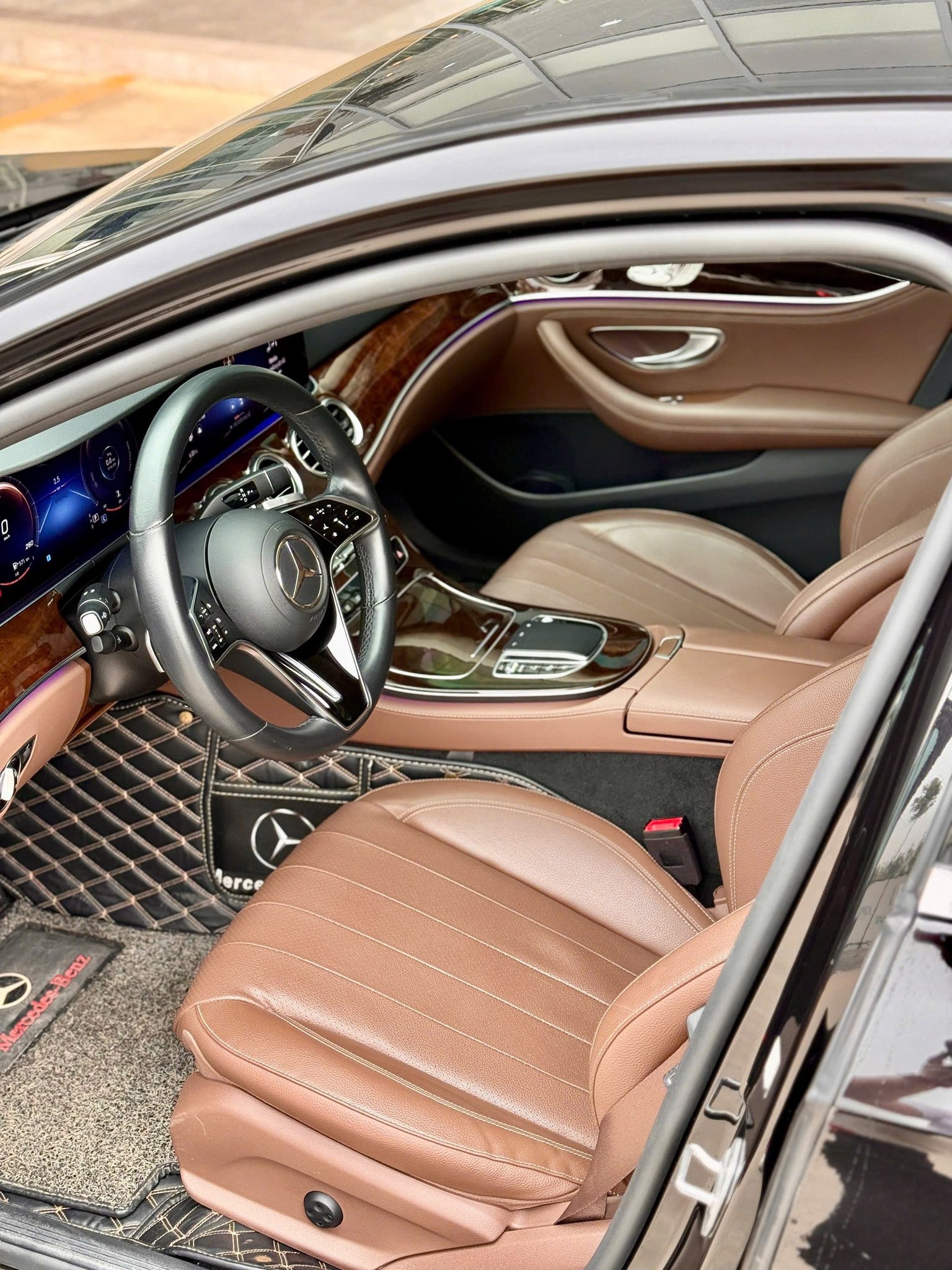 Cần bán Mercedes-Benz E class E200 Exclusive sản xuất năm 2022, màu đen, 1.499 tỉ