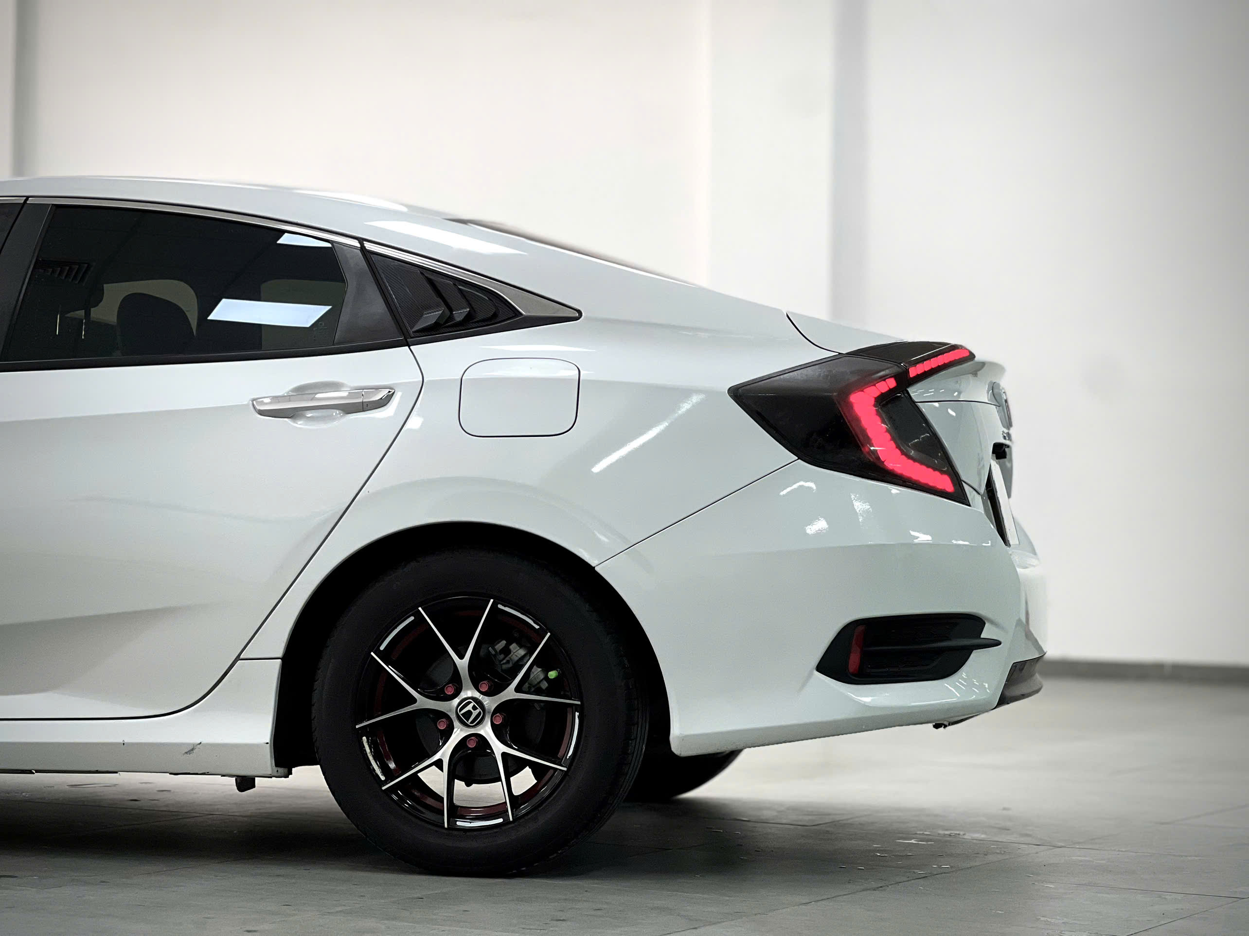 Bán xe Honda Civic 1.8G sản xuất 2021, màu trắng, nhập khẩu nguyên chiếc