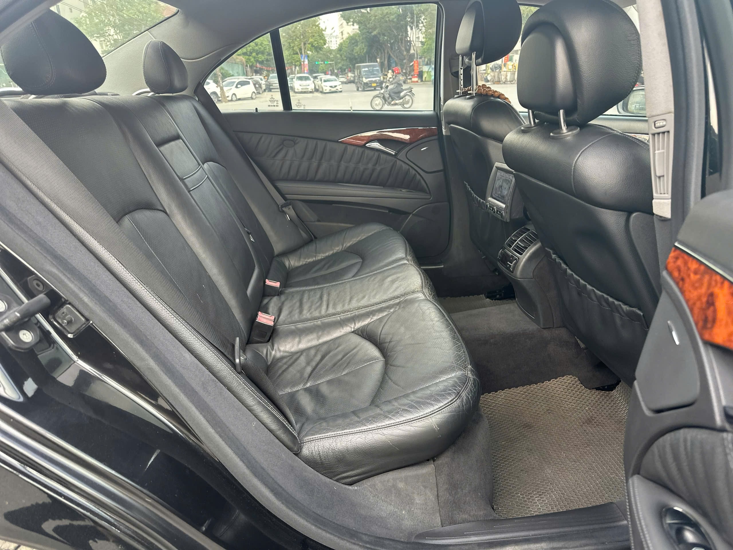 Cần bán Mercedes-Benz E class E280 năm sản xuất 2005, màu đen, giá 137tr