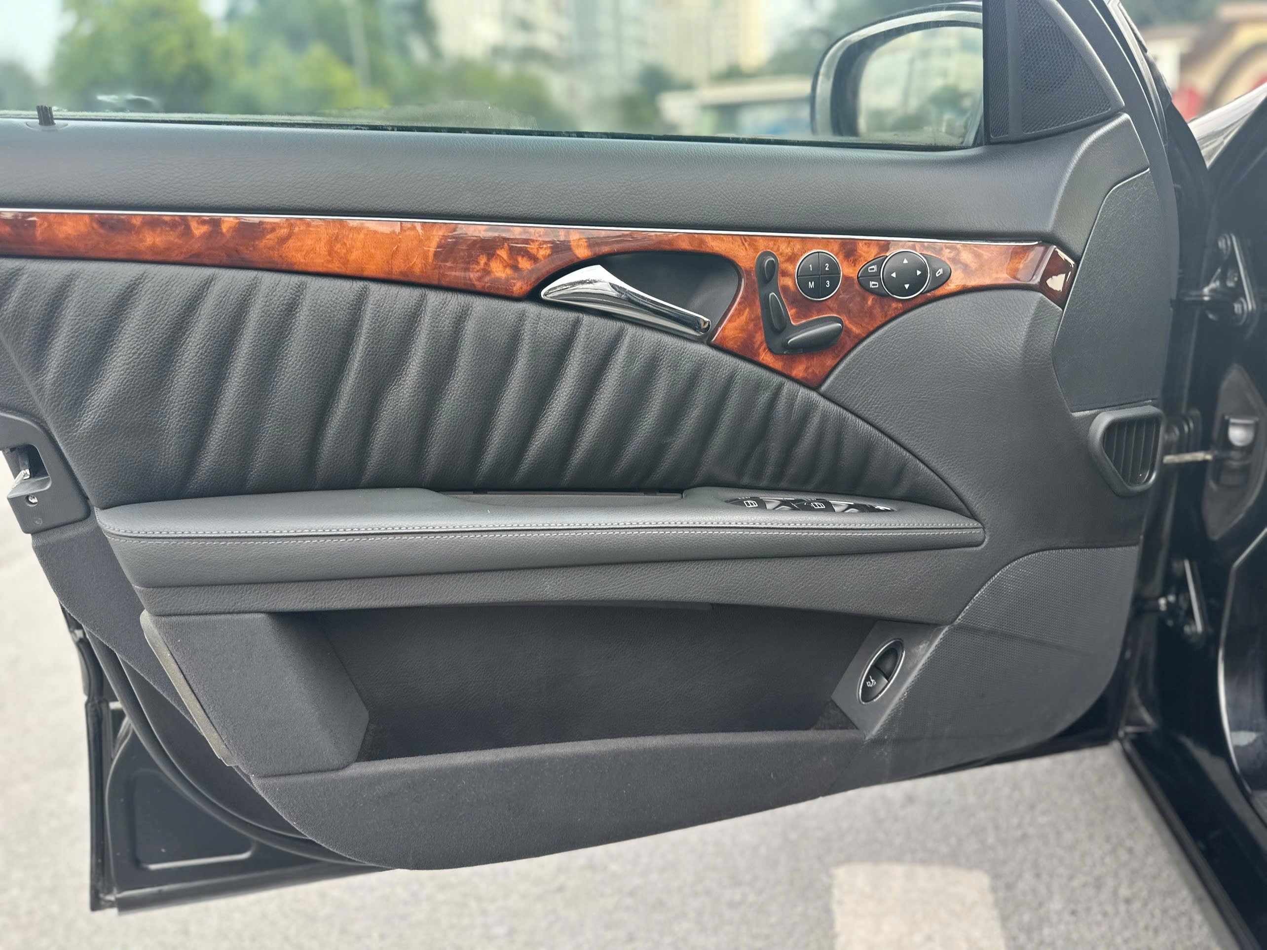 Cần bán Mercedes-Benz E class E280 năm sản xuất 2005, màu đen, giá 137tr