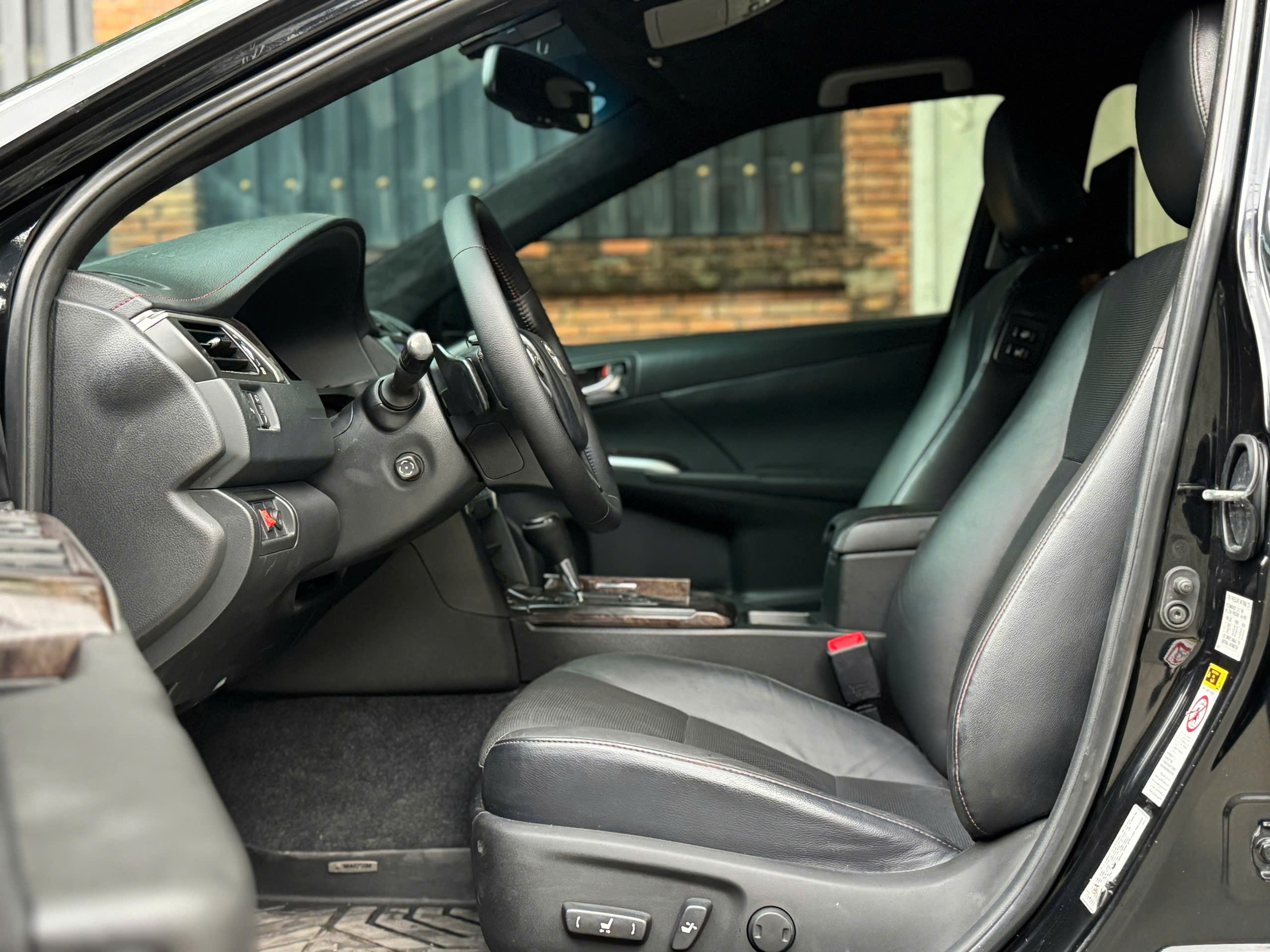 Cần bán xe Toyota Camry 2.5Q năm 2016, màu đen, giá tốt