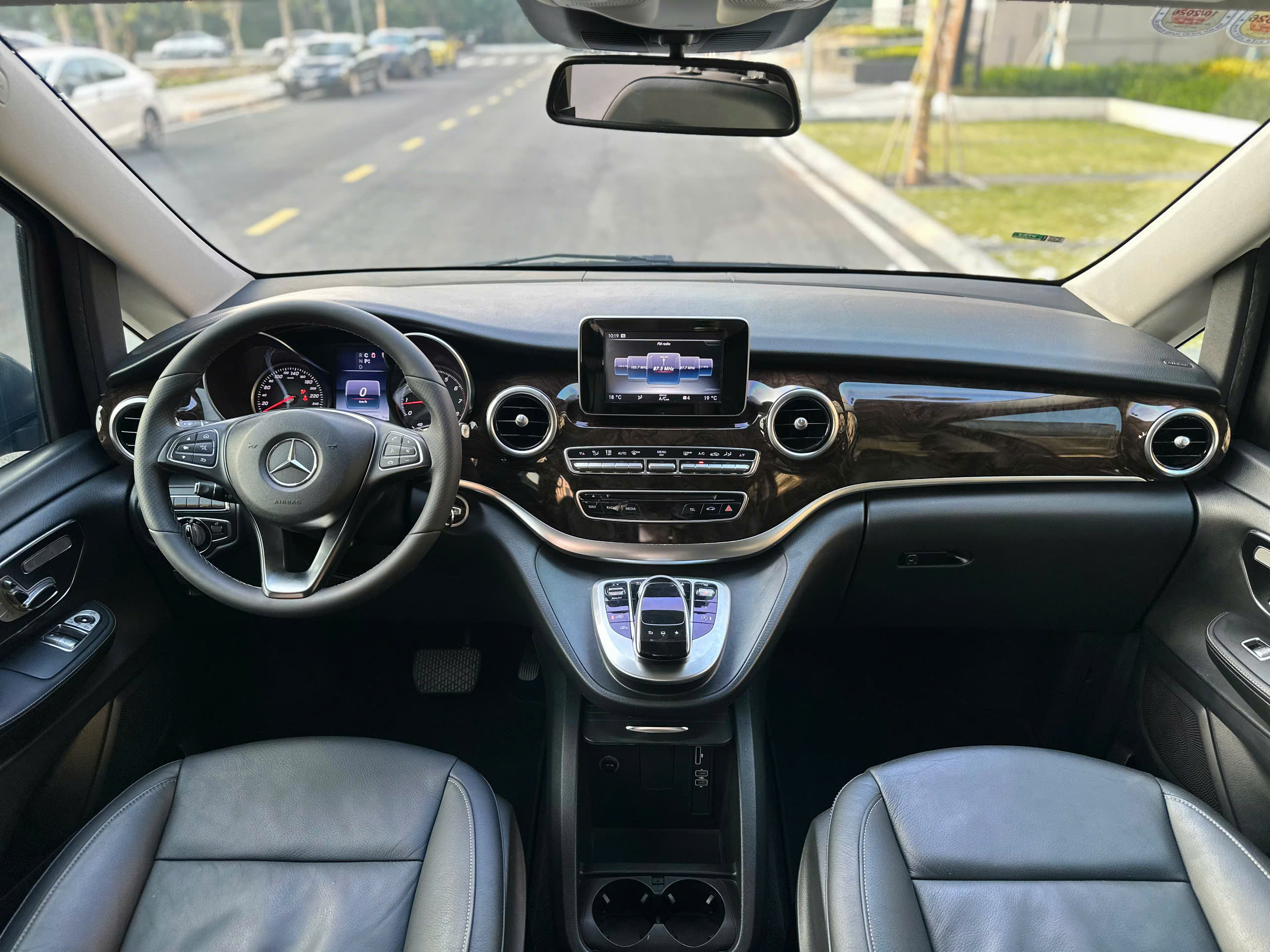 Bán xe Mercedes-Benz V Class V250 Avantgarde sản xuất năm 2016, màu xám (ghi), nhập khẩu nguyên chiếc