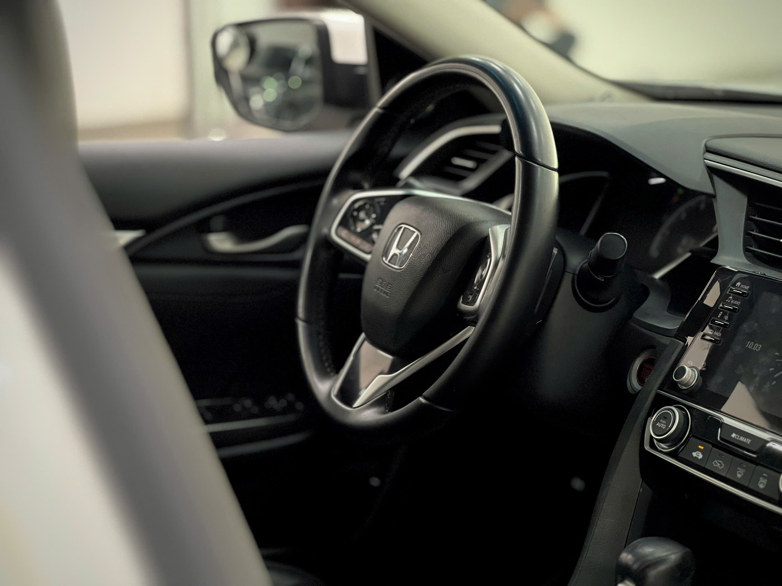 Bán xe Honda Civic 1.8G sản xuất 2021, màu trắng, nhập khẩu nguyên chiếc