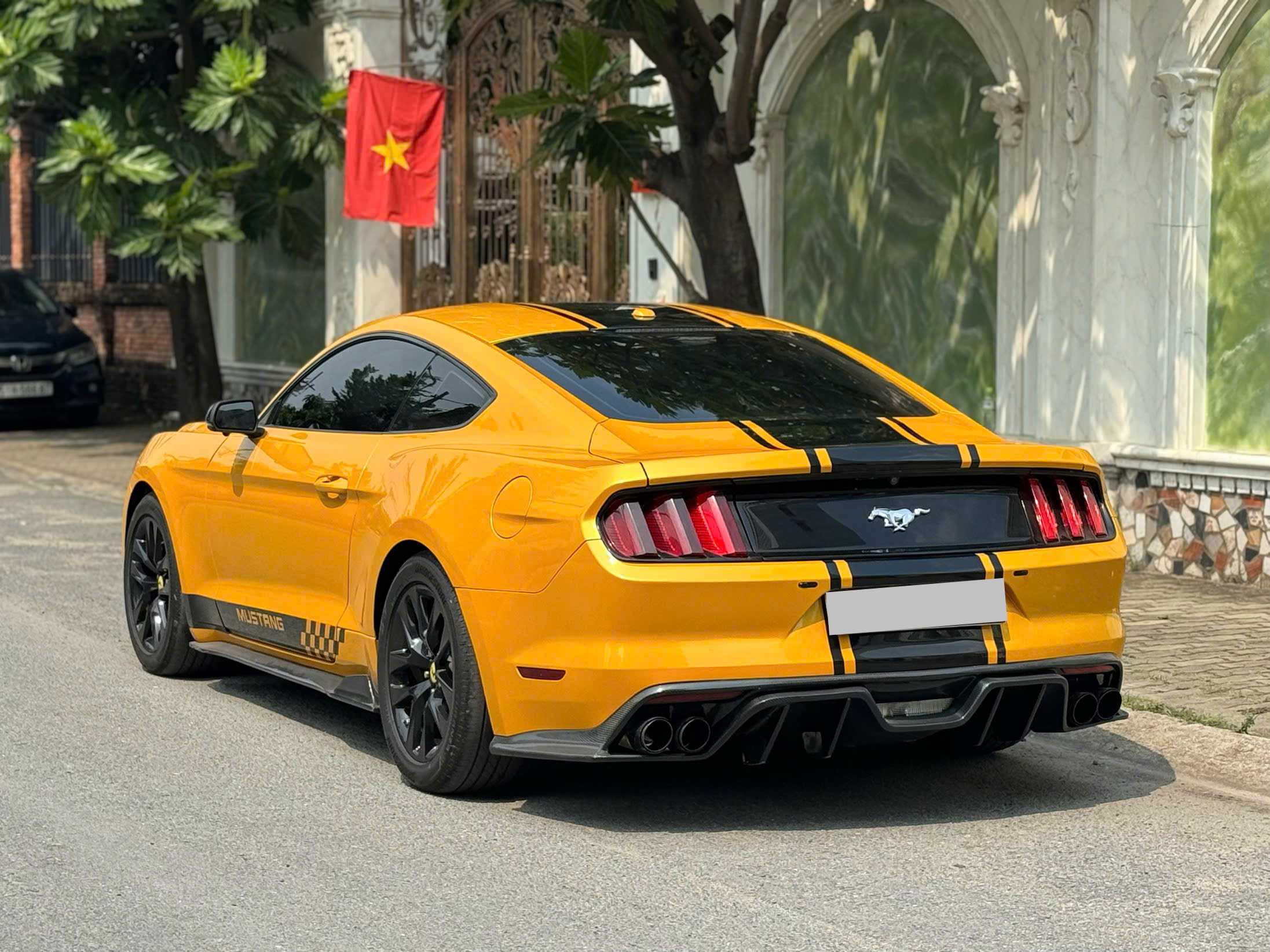 Cần bán xe Ford Mustang Ecoboost sản xuất 2015, màu vàng, nhập khẩu, 1.22 tỉ