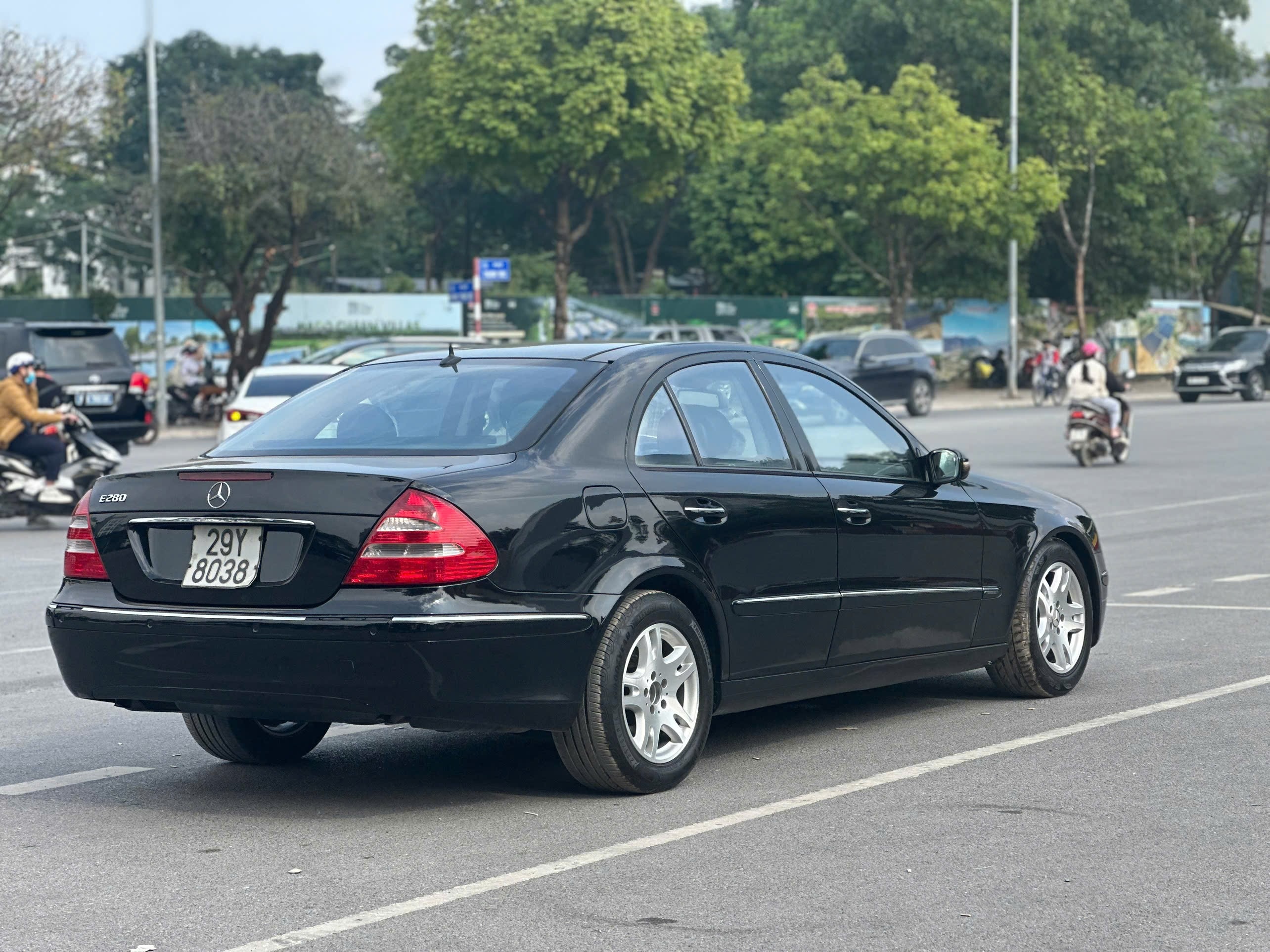 Cần bán Mercedes-Benz E class E280 năm sản xuất 2005, màu đen, giá 137tr