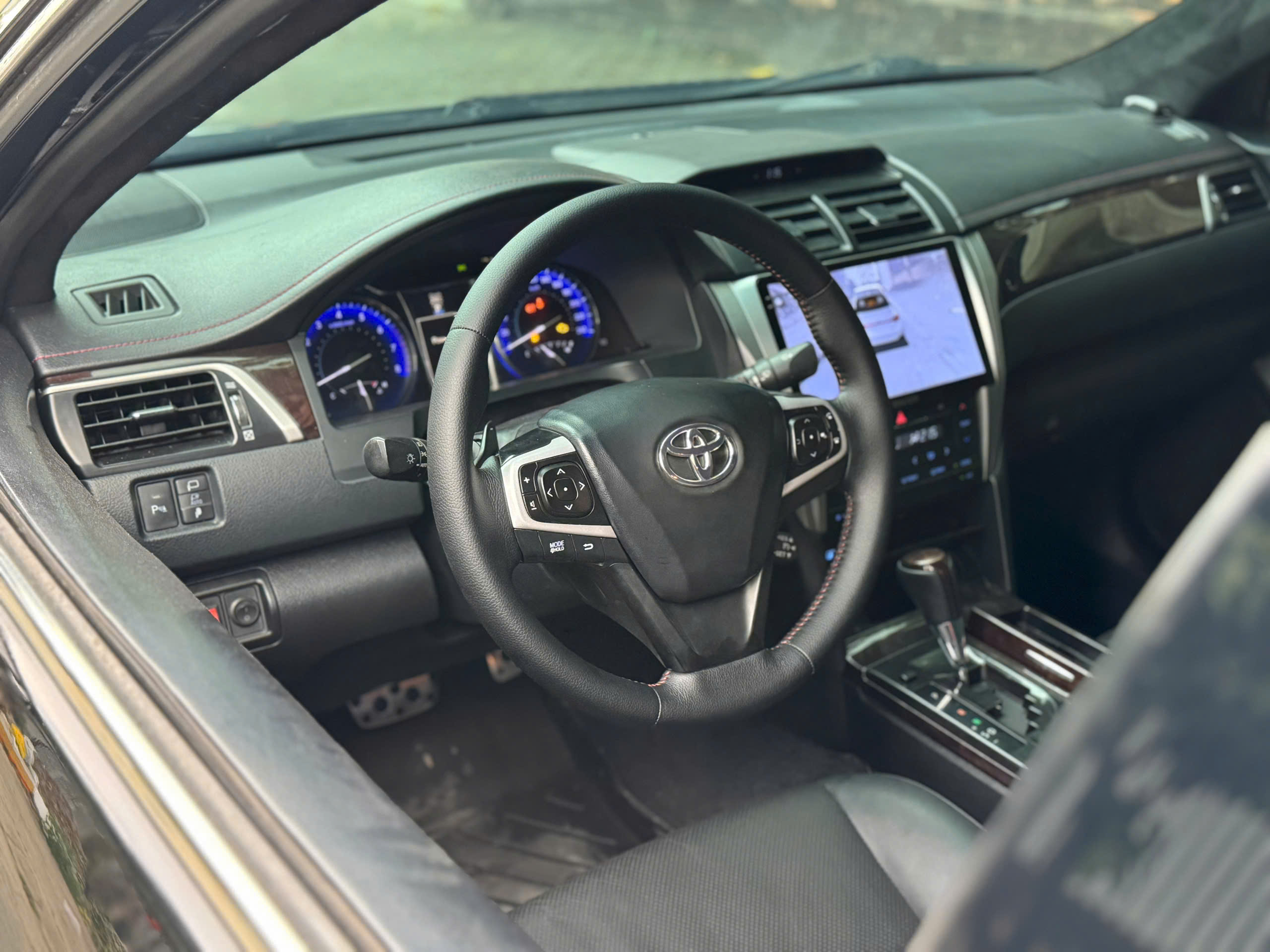 Cần bán xe Toyota Camry 2.5Q năm 2016, màu đen, giá tốt