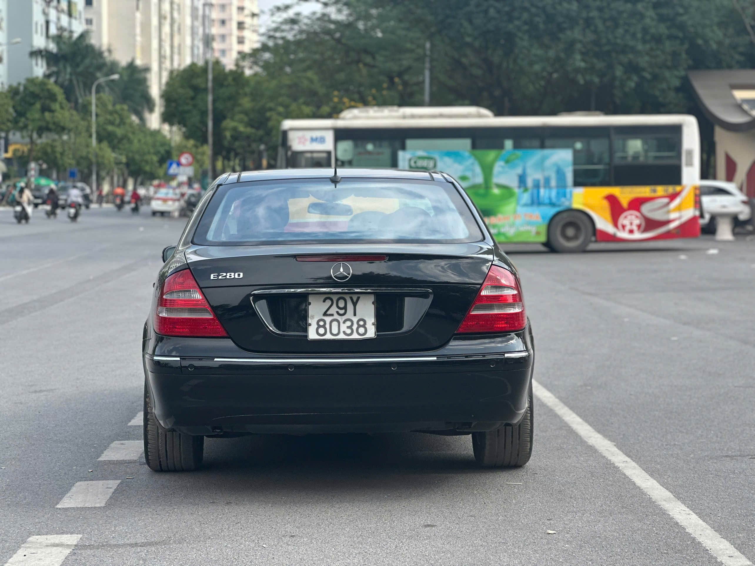 Cần bán Mercedes-Benz E class E280 năm sản xuất 2005, màu đen, giá 137tr