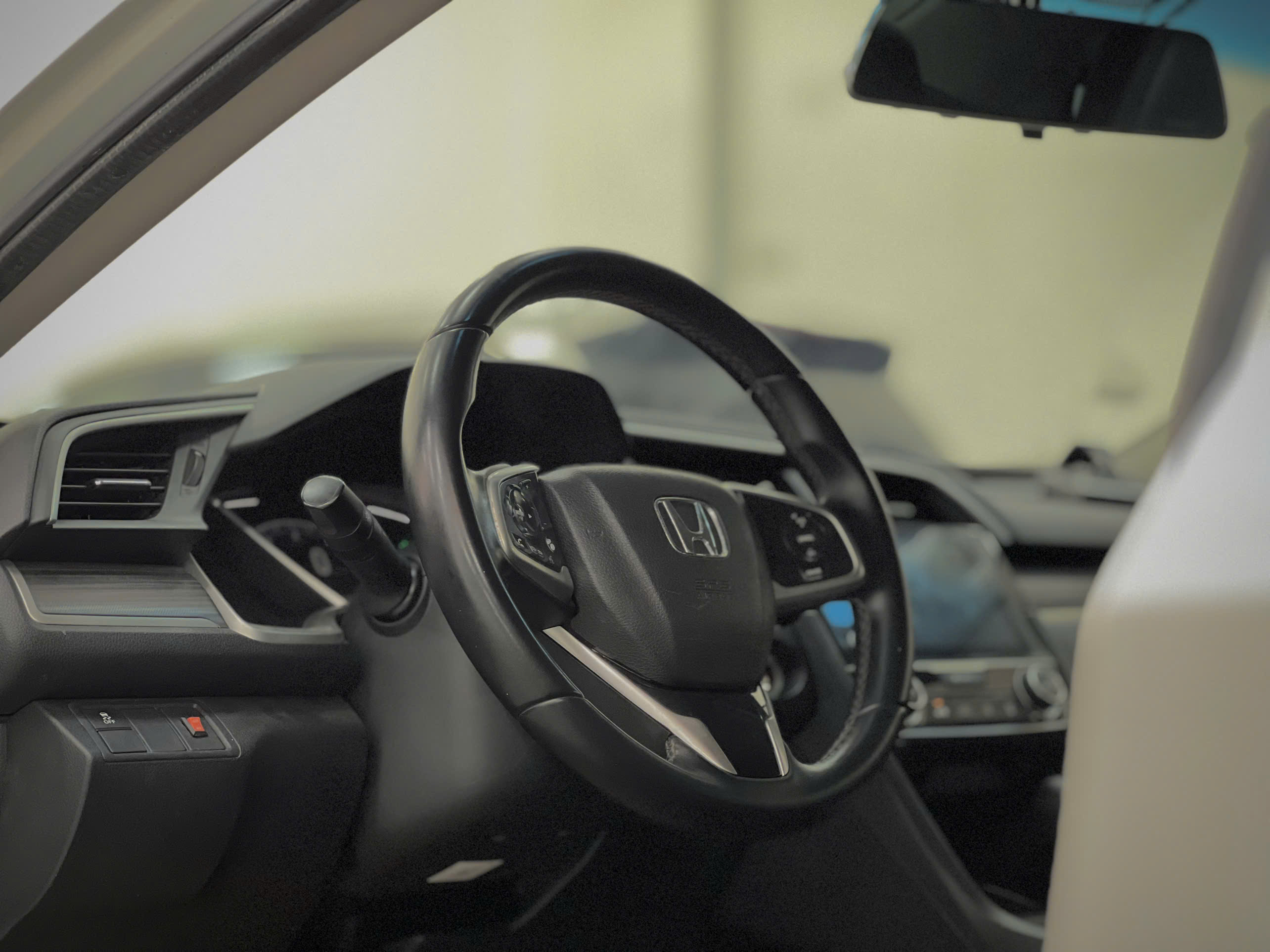 Bán xe Honda Civic 1.8G sản xuất 2021, màu trắng, nhập khẩu nguyên chiếc