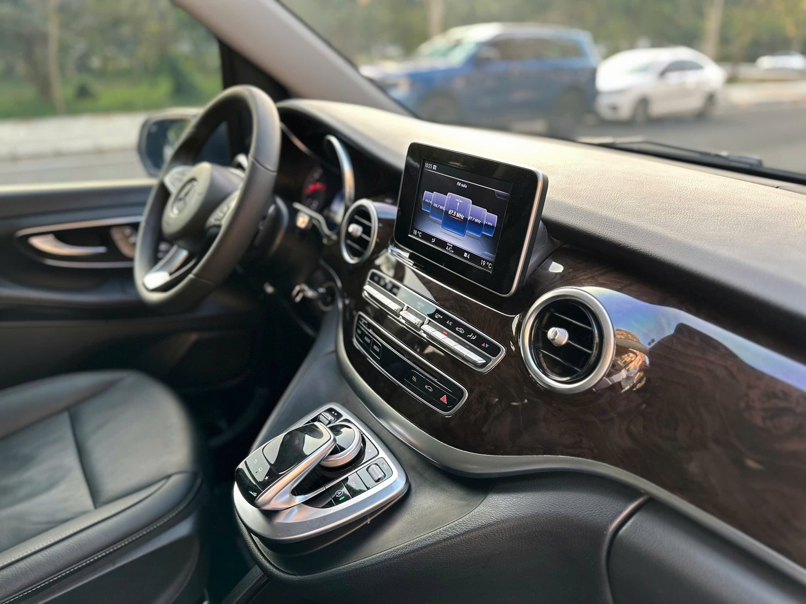 Bán xe Mercedes-Benz V Class V250 Avantgarde sản xuất năm 2016, màu xám (ghi), nhập khẩu nguyên chiếc