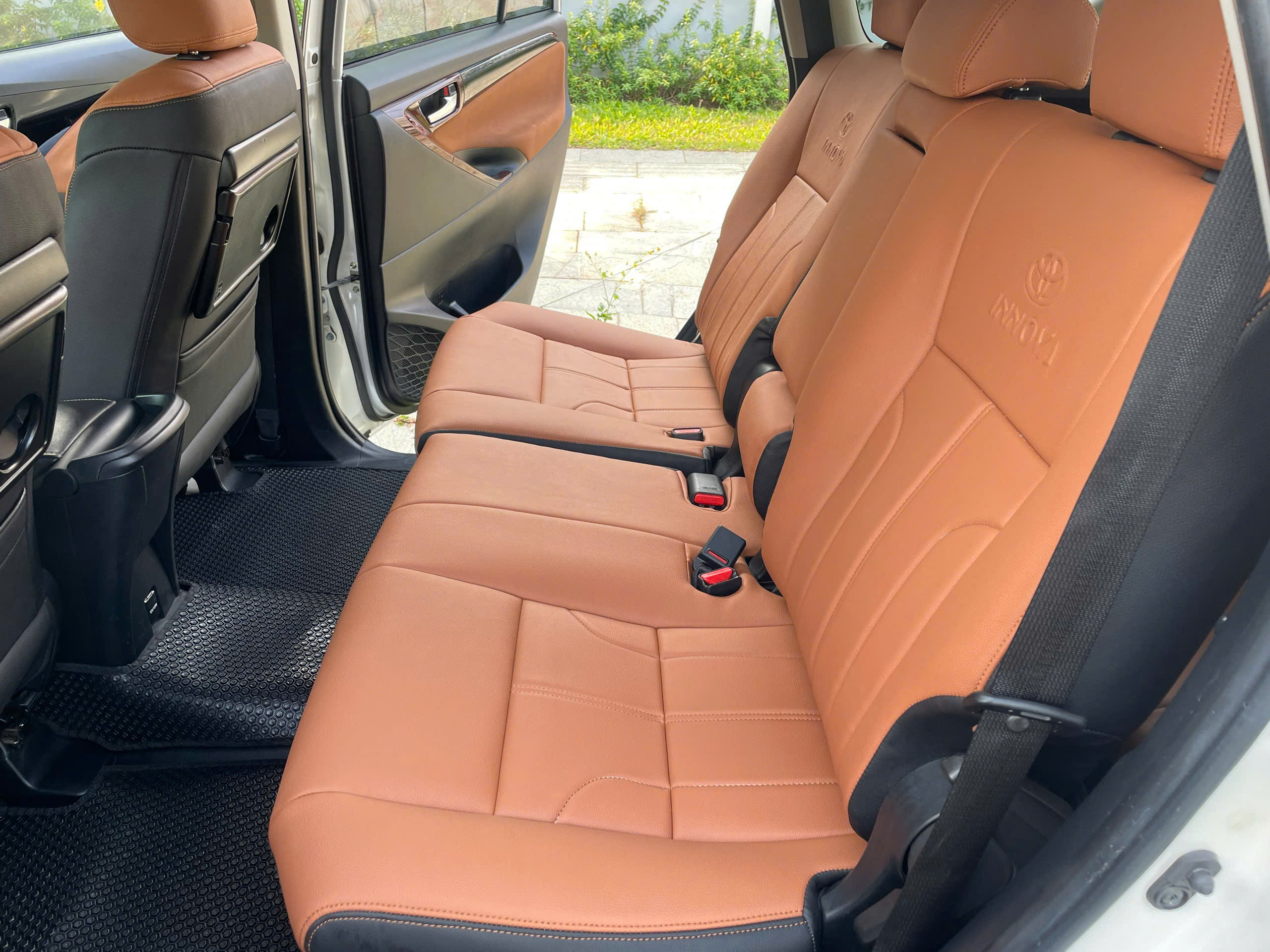 Cần bán Toyota Innova 2.0G năm sản xuất 2019, màu trắng