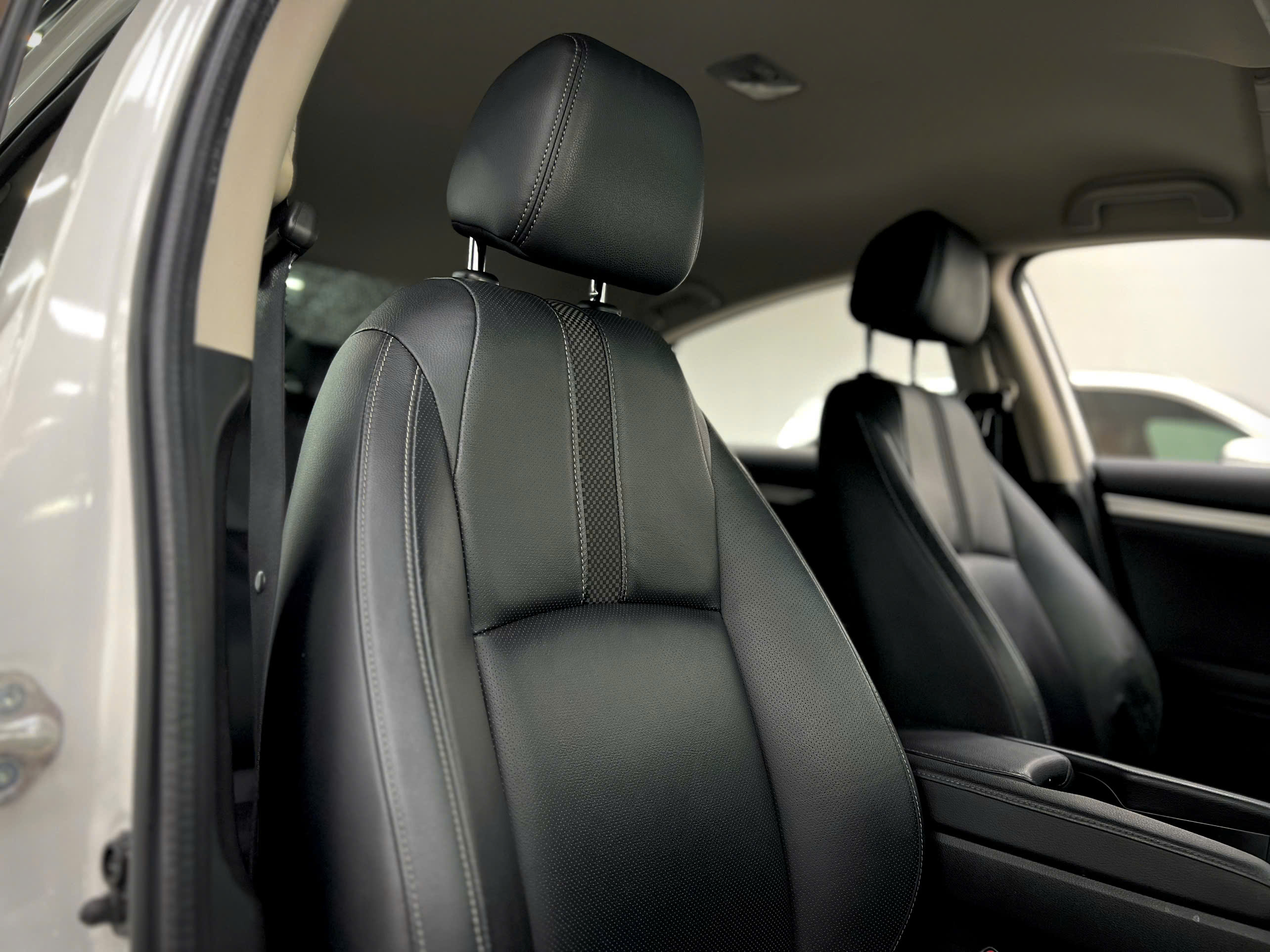 Bán xe Honda Civic 1.8G sản xuất 2021, màu trắng, nhập khẩu nguyên chiếc