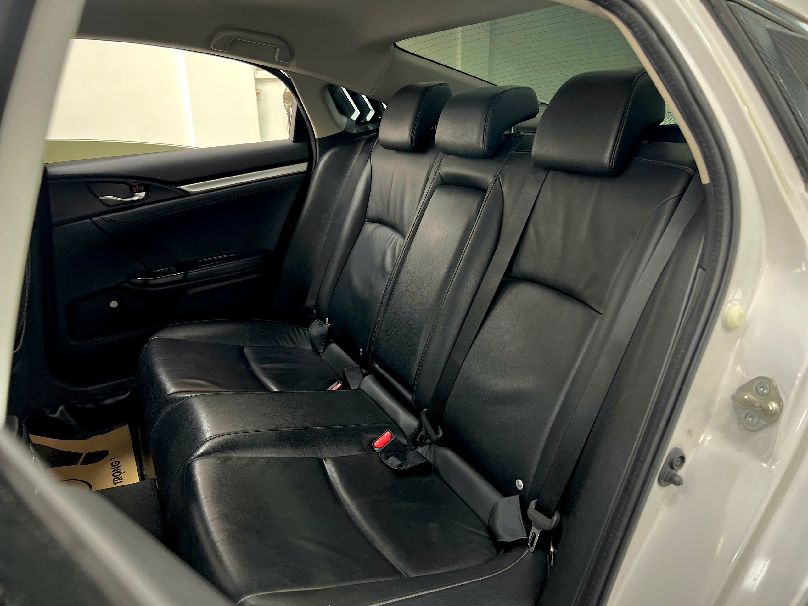 Bán xe Honda Civic 1.8G sản xuất 2021, màu trắng, nhập khẩu nguyên chiếc