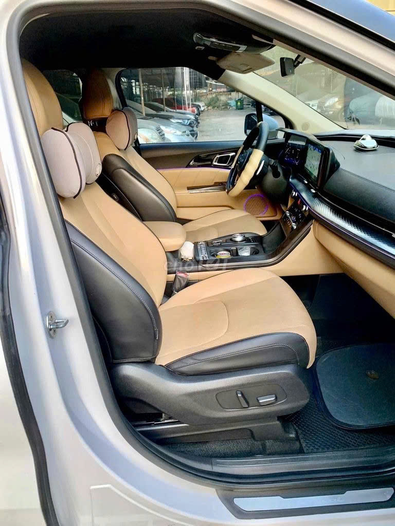 Kia Carnival màu trắng, xe gia đình 8 chỗ rộng rãi, phù hợp gia đình.