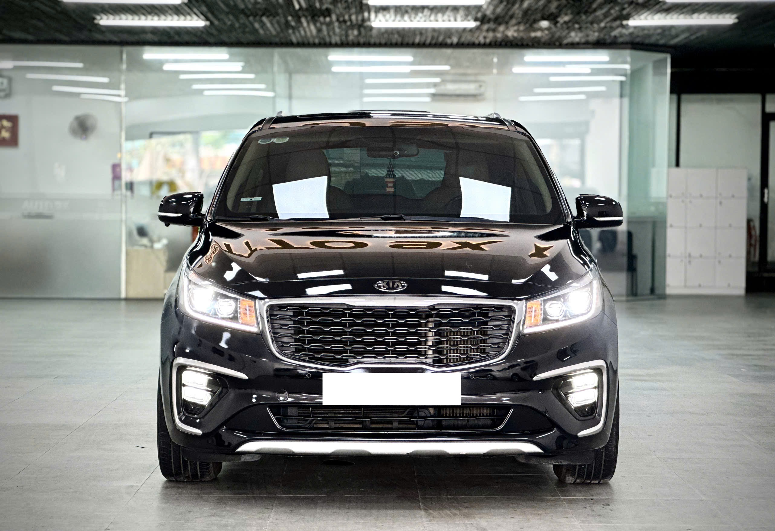 Bán xe Kia Sedona 2.2 DAT Luxury sản xuất năm 2020, màu đen