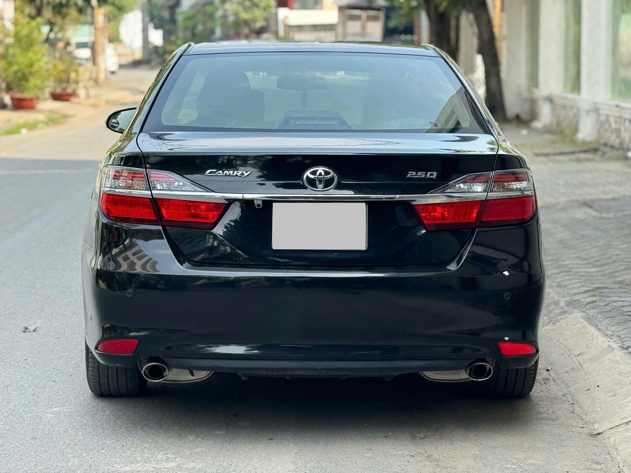 Cần bán Toyota Camry 2.5Q năm 2017, màu đen, giá tốt