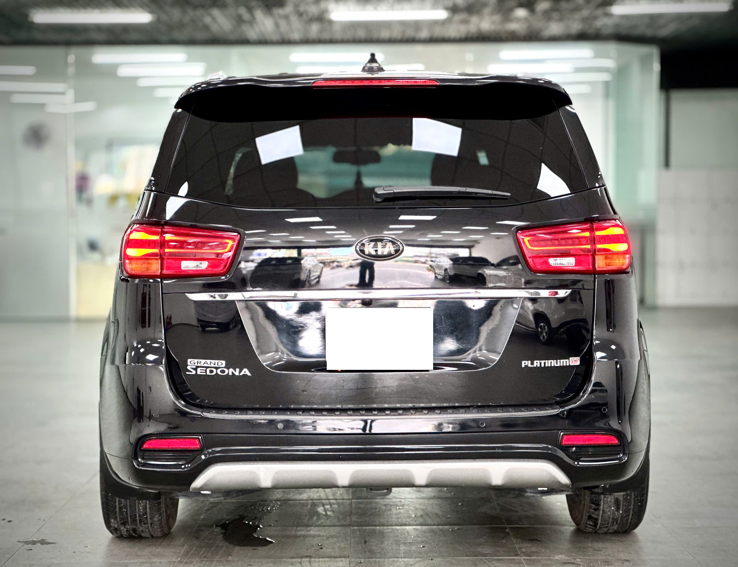 Bán xe Kia Sedona 2.2 DAT Luxury sản xuất năm 2020, màu đen