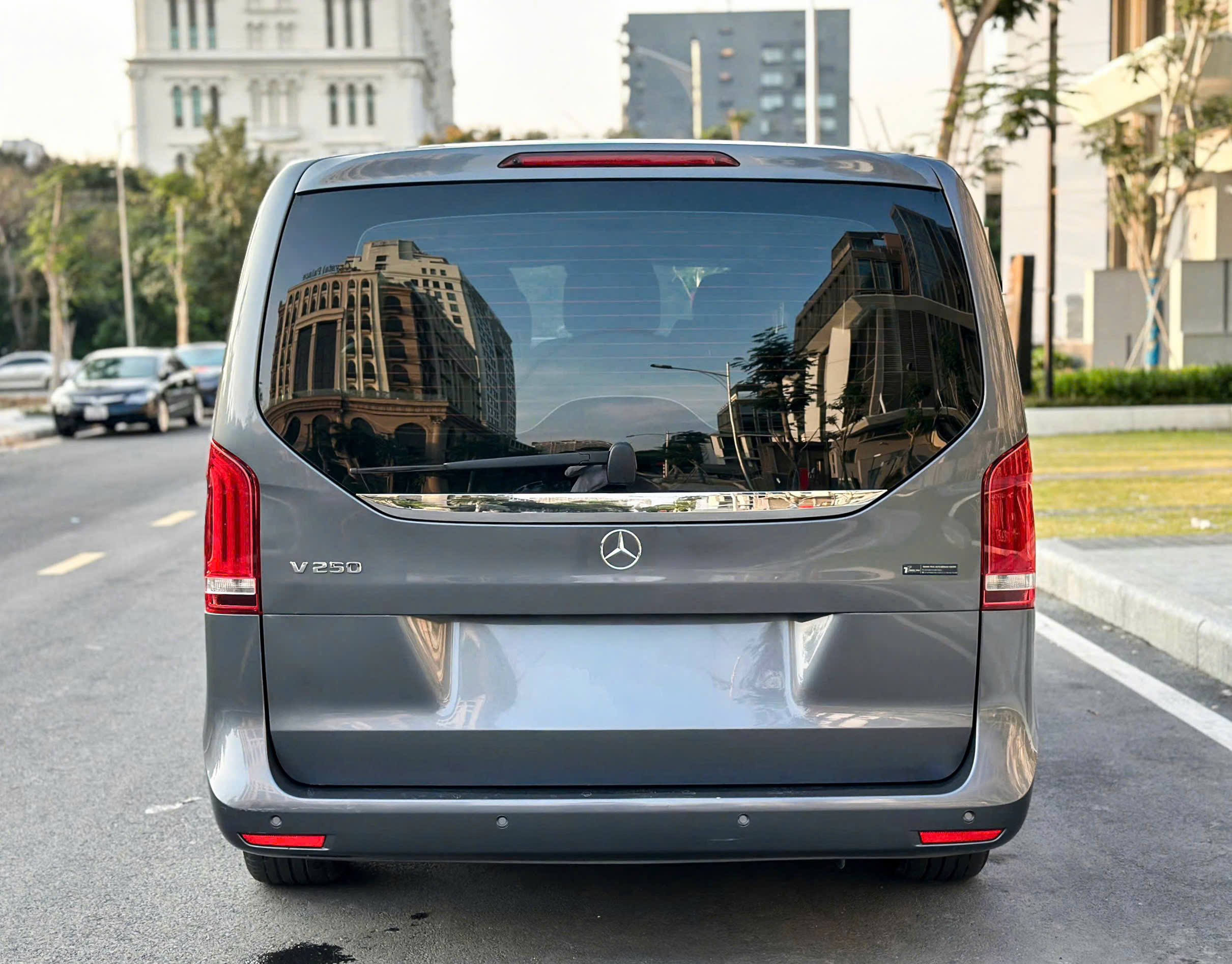 Bán xe Mercedes-Benz V Class V250 Avantgarde sản xuất năm 2016, màu xám (ghi), nhập khẩu nguyên chiếc