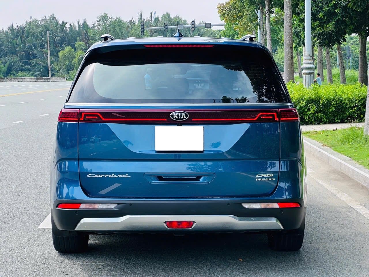 Cần bán xe Kia Carnival Premium 2.2D 8S sản xuất 2022, màu xanh lam