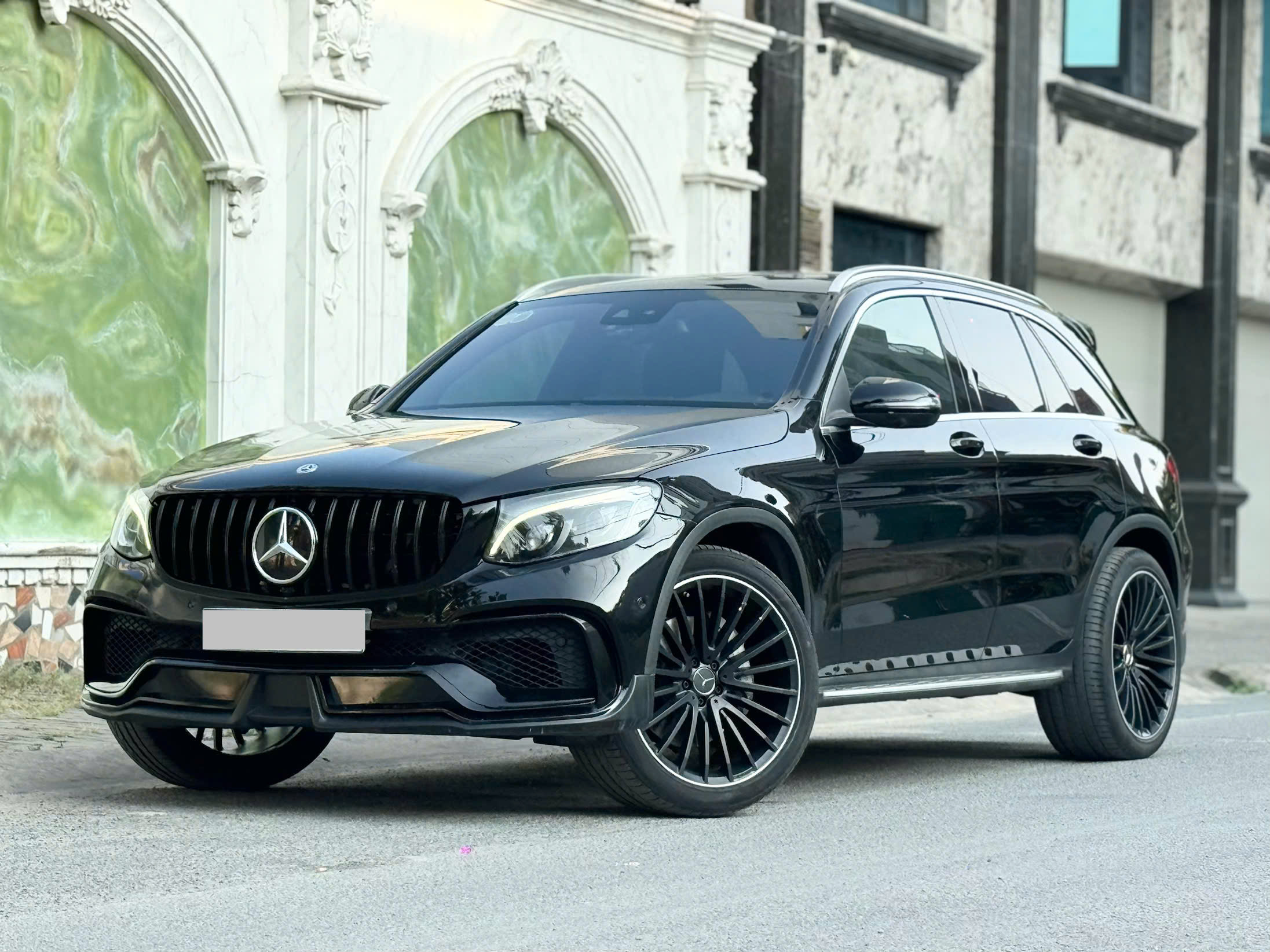 Cần bán xe Mercedes-Benz GLC-Class 300 4Matic năm 2018, màu đen