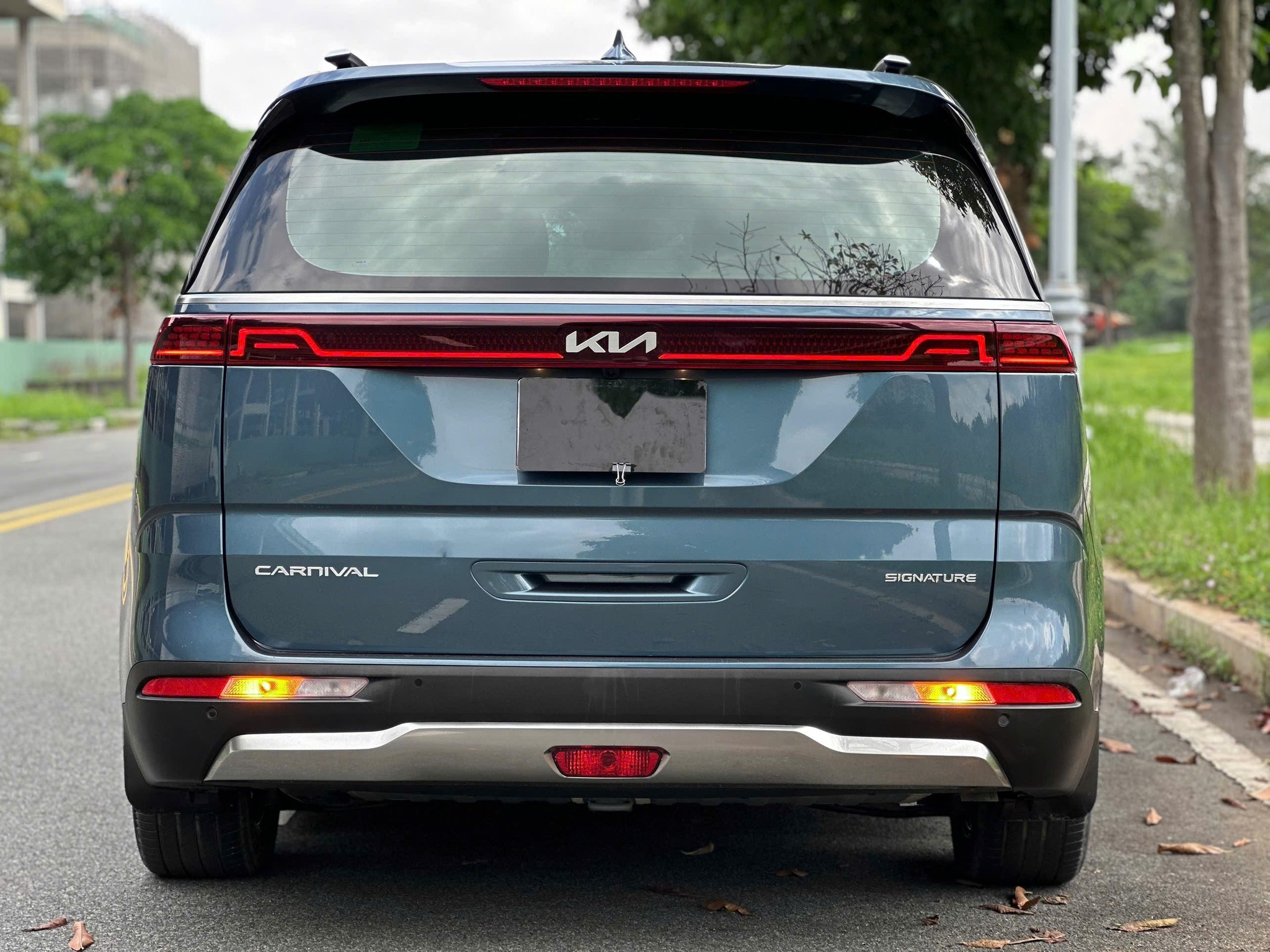 Bán Kia Carnival Signature 2.2D Full dầu năm sản xuất 2024, màu xanh lam