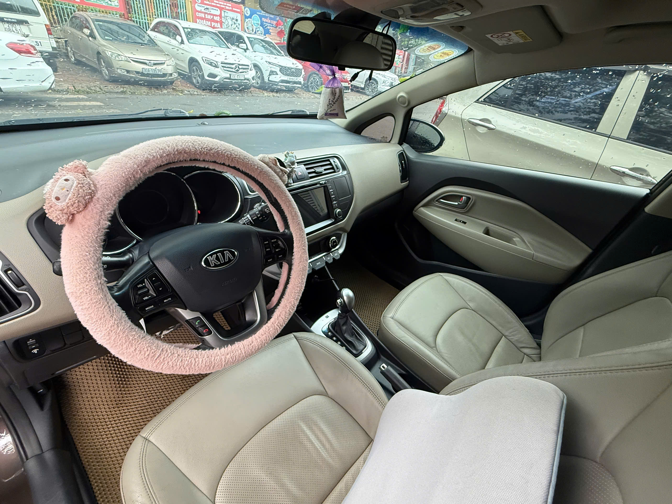 Xe KIA RIO HATCHBACK AT 1.4 nhập khẩu nguyên chiếc 5 chỗ