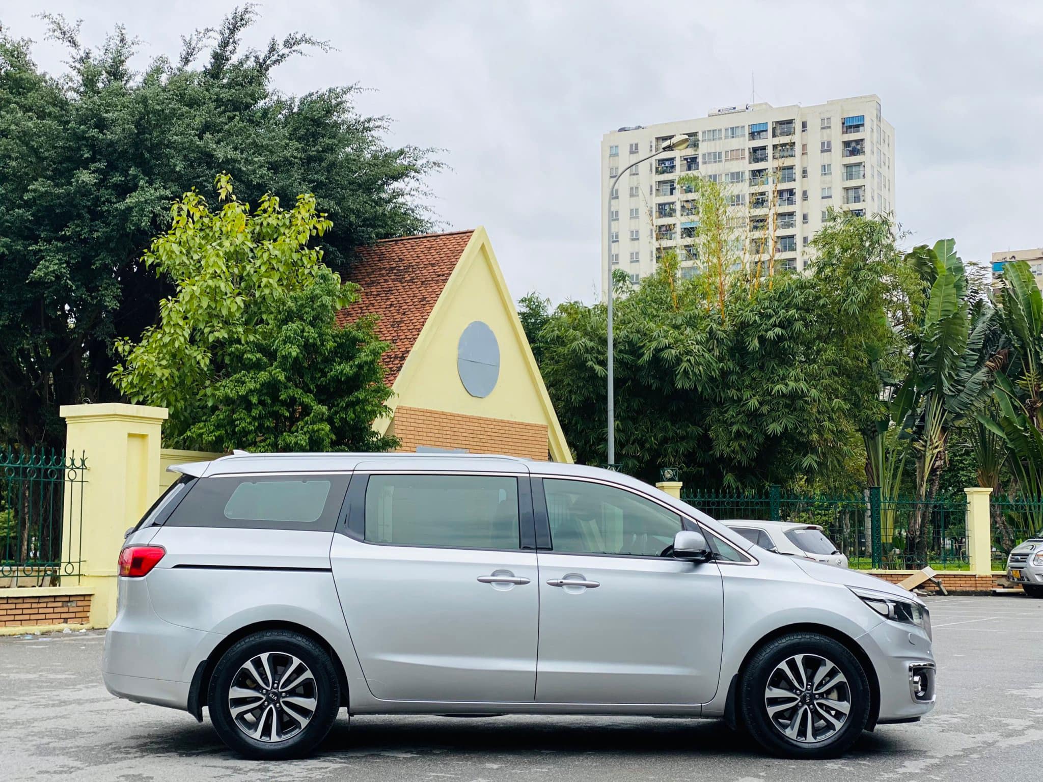 Cần bán Kia Sedona 2.2L DATH năm sản xuất 2018, màu bạc