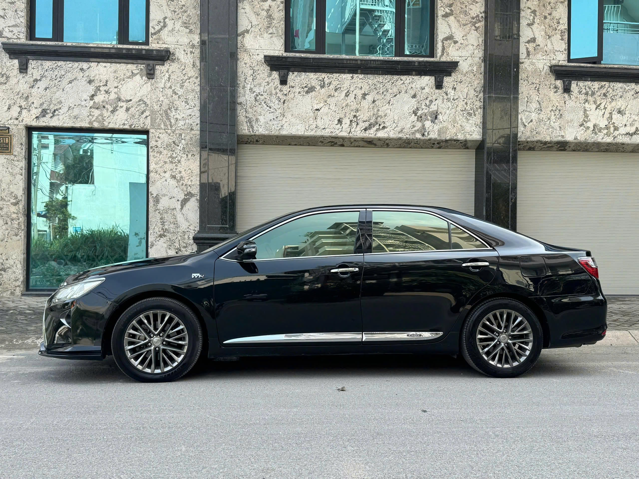 Cần bán Toyota Camry 2.5Q năm 2017, màu đen, giá tốt